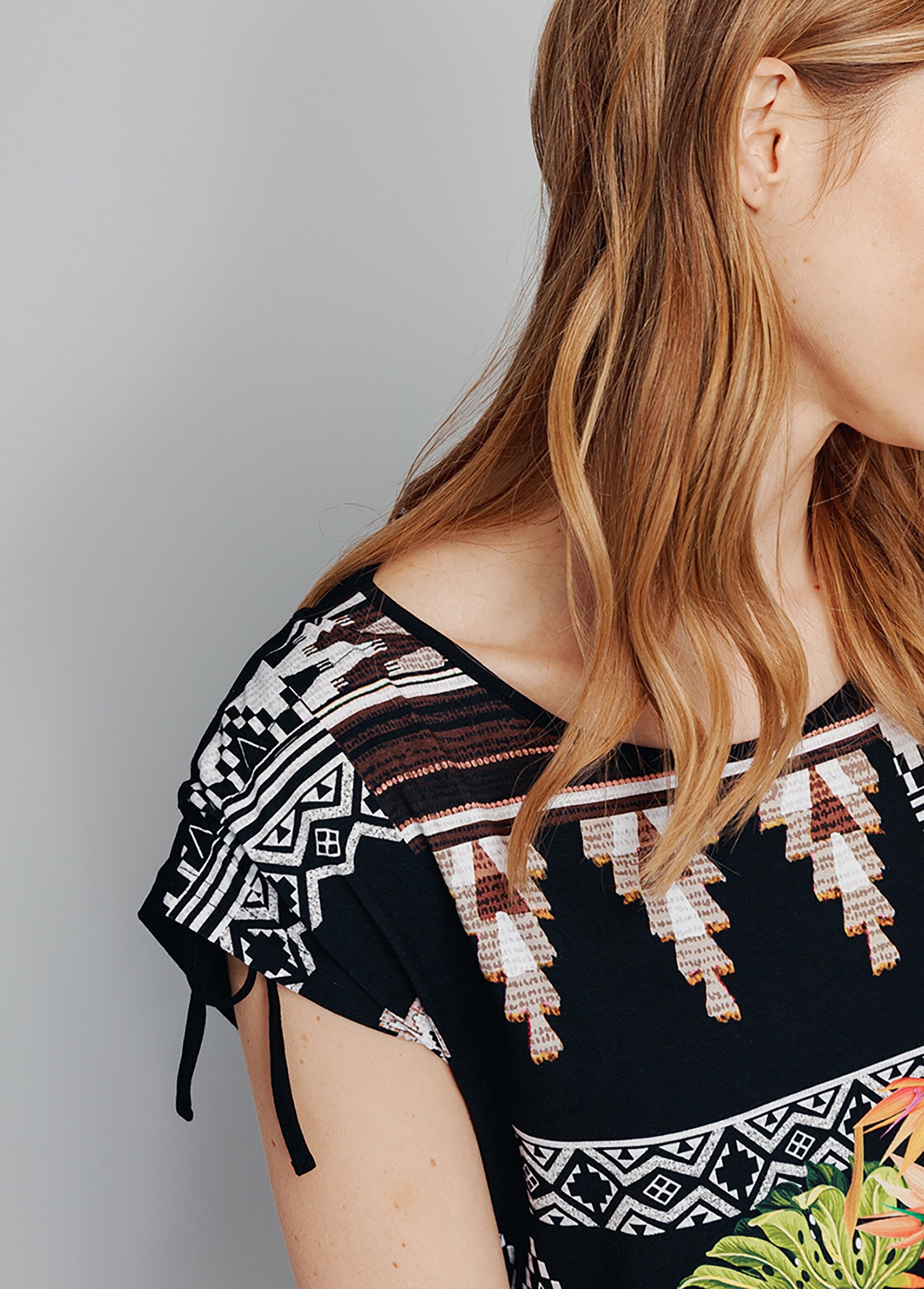 Long_exotic_print_t-shirt_with_plain_back_Black_background_DE2_slim