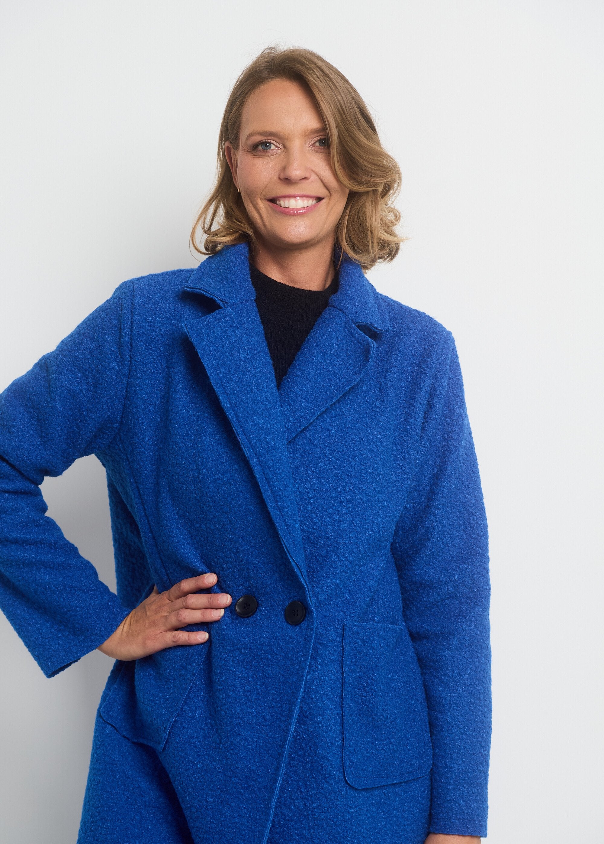 Trendy_boucle_coat_with_tailored_collar_Bright_blue_DE1_slim