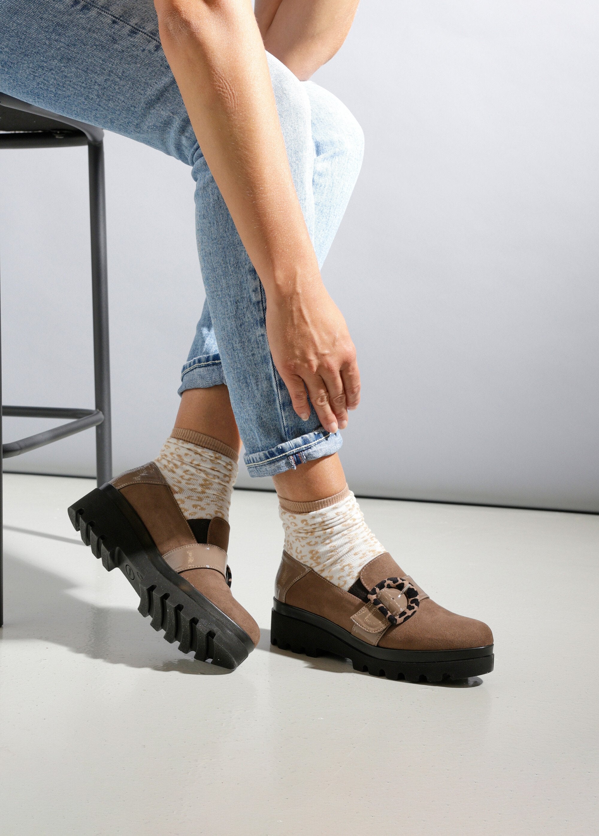 Mocassins_semelle_crantée_élastiqués_largeur_confort_Marron_SF1_slim