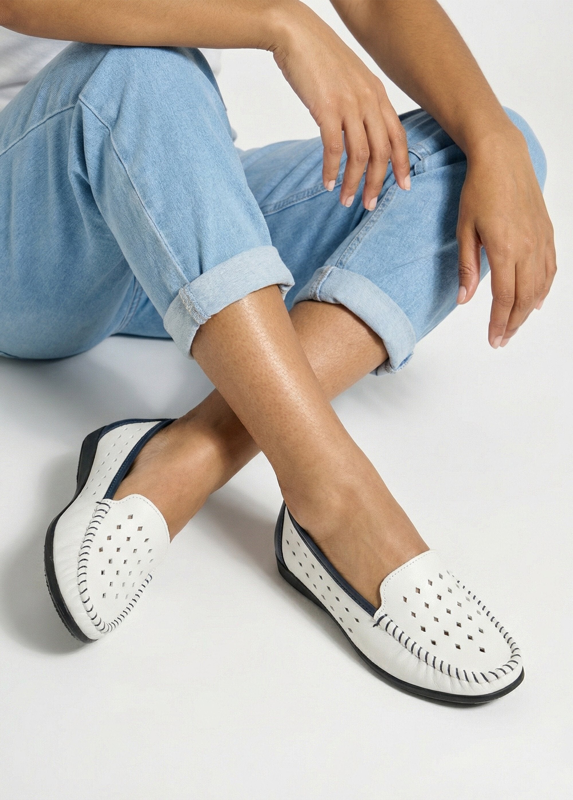Soft_leather_comfort_width_moccasins_White_SF1_slim