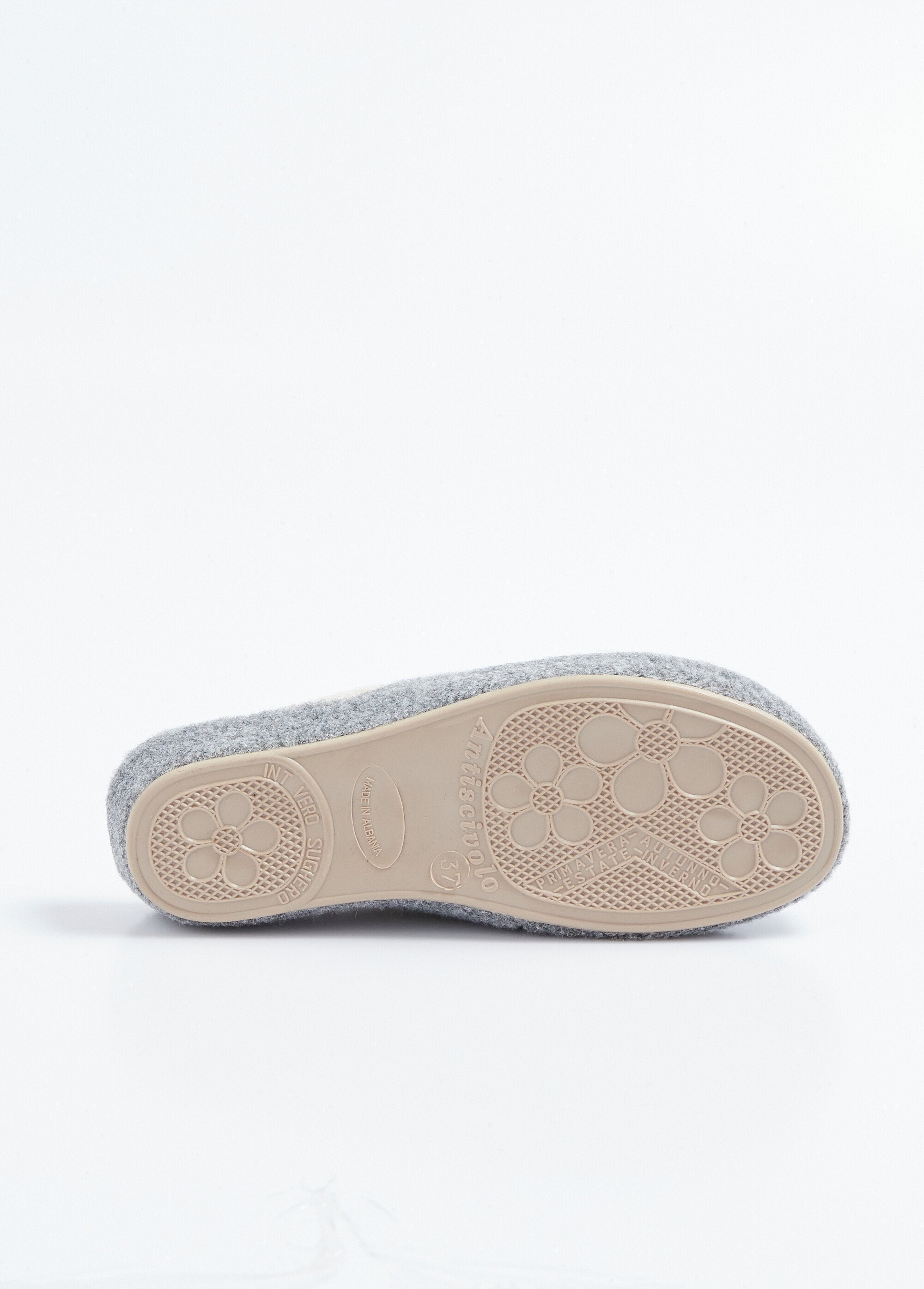 Felt_mule_slippers_with_flower_detail_Gray_UN1_slim