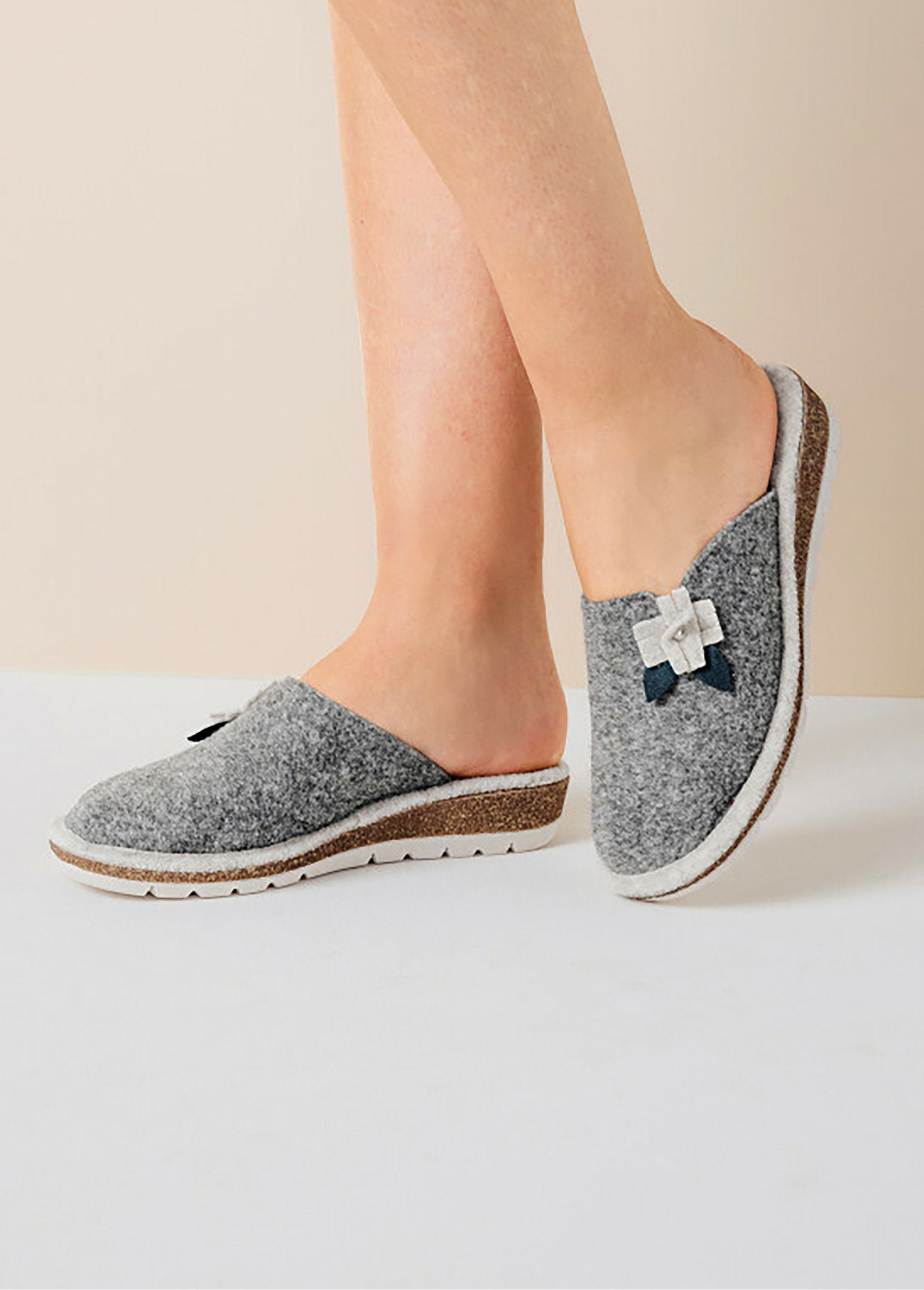 Comfort_width_felt_mule_slippers_Gray_SF1_slim