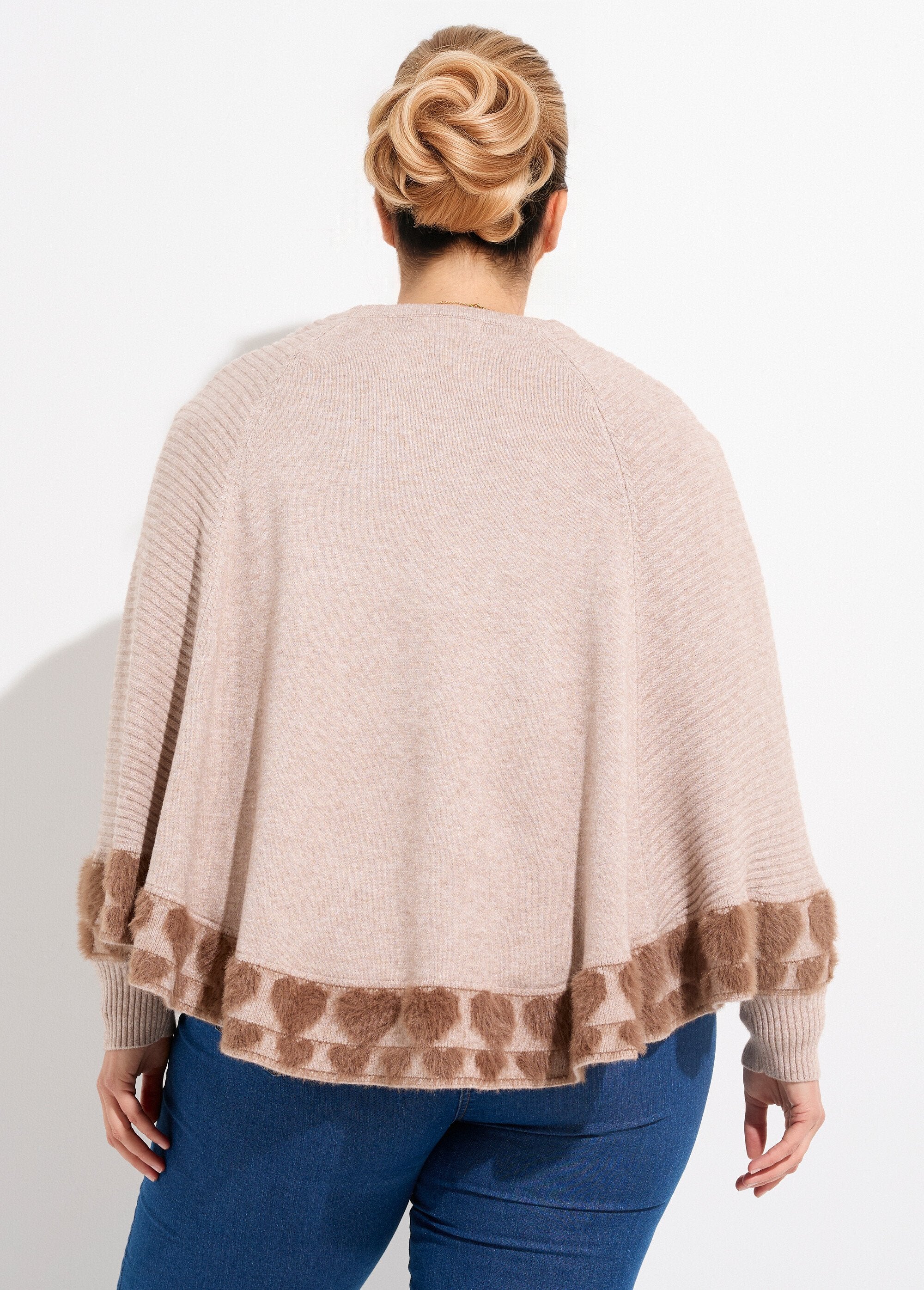 Heart-knit_cape_poncho_with_round_neck_Mole_DO1_curvy