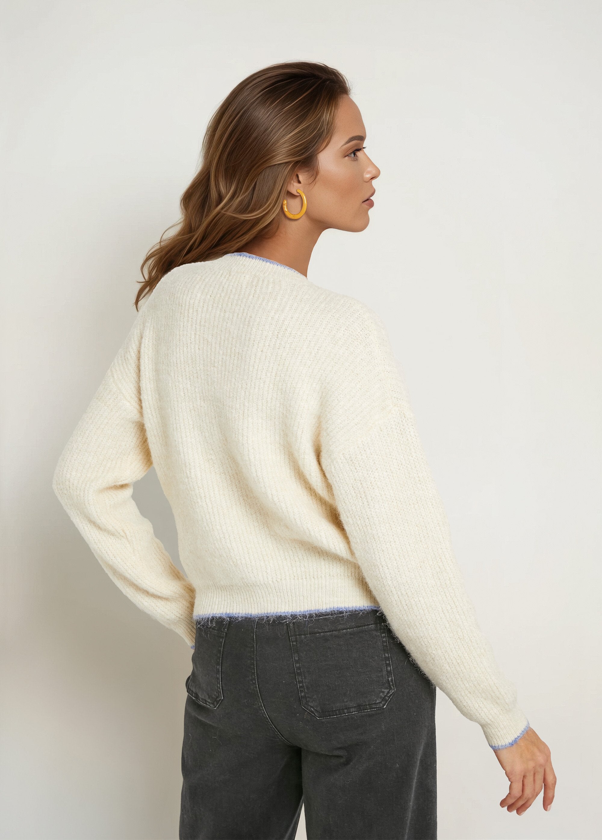Warm_wool_sweater_with_boat_neckline_Ecru_DO1_slim