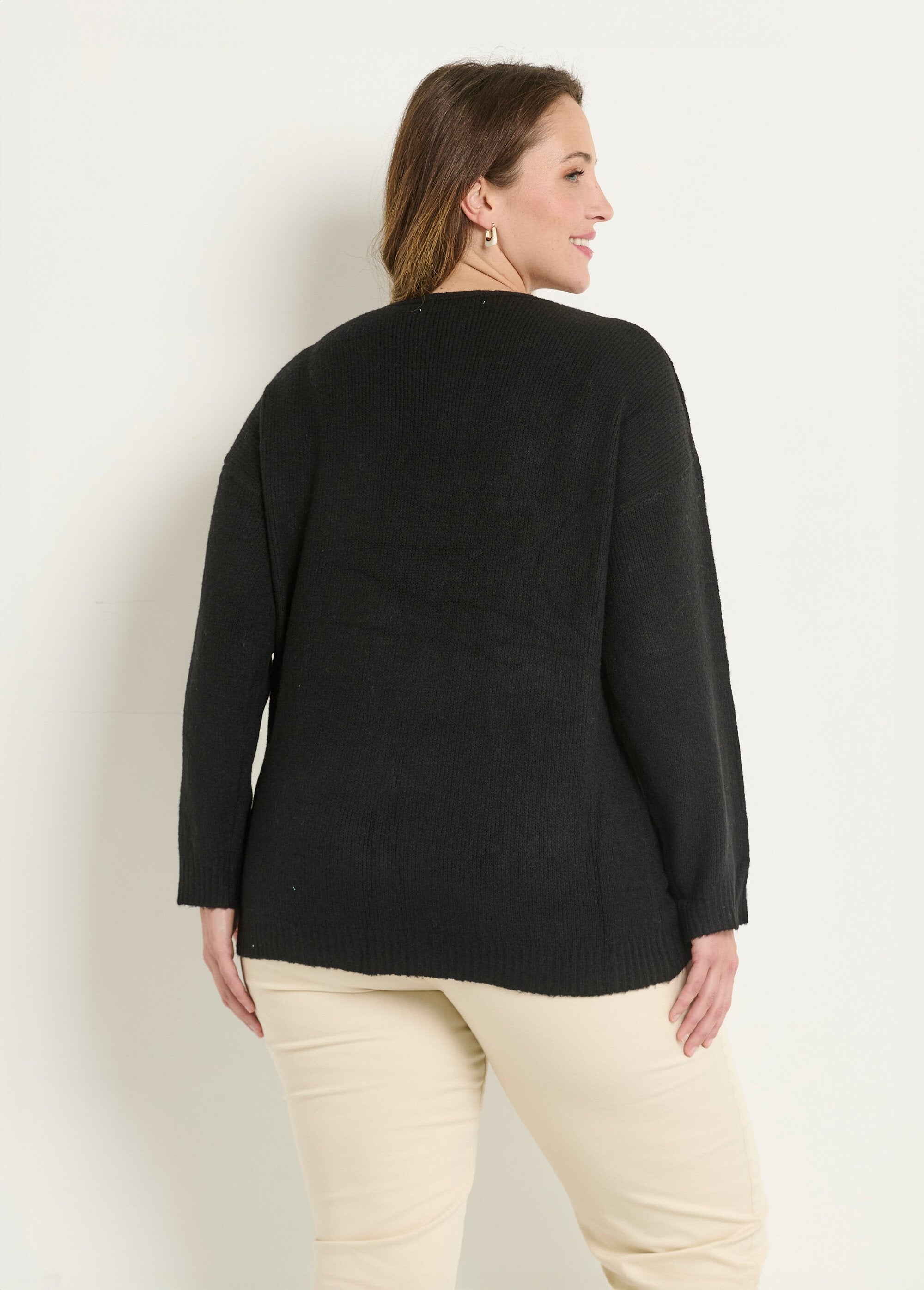 Warm_knitted_sweater_with_flower_applications_Black_DO1_curvy