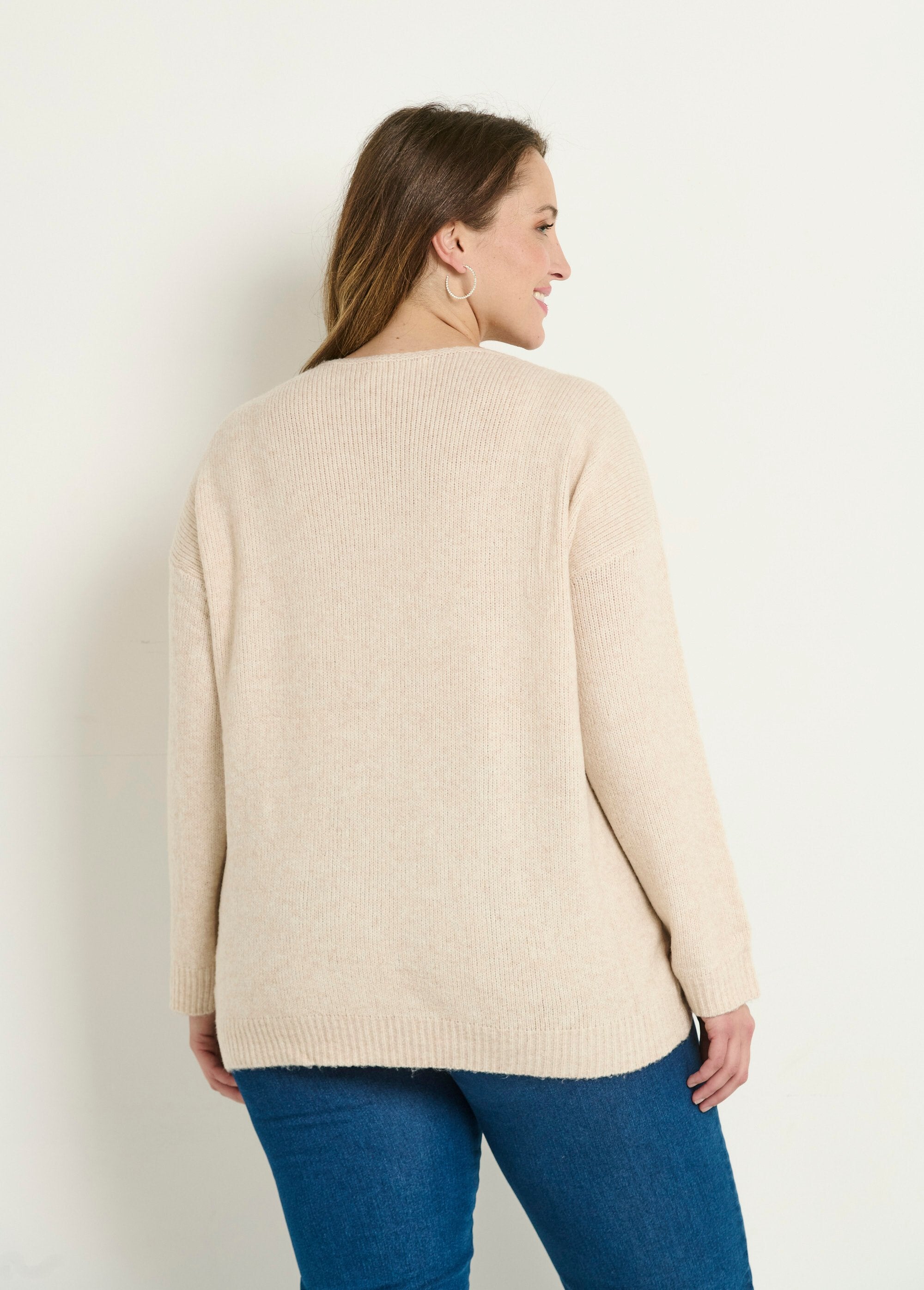 Warm_knitted_sweater_with_flower_applications_Beige_DO1_curvy