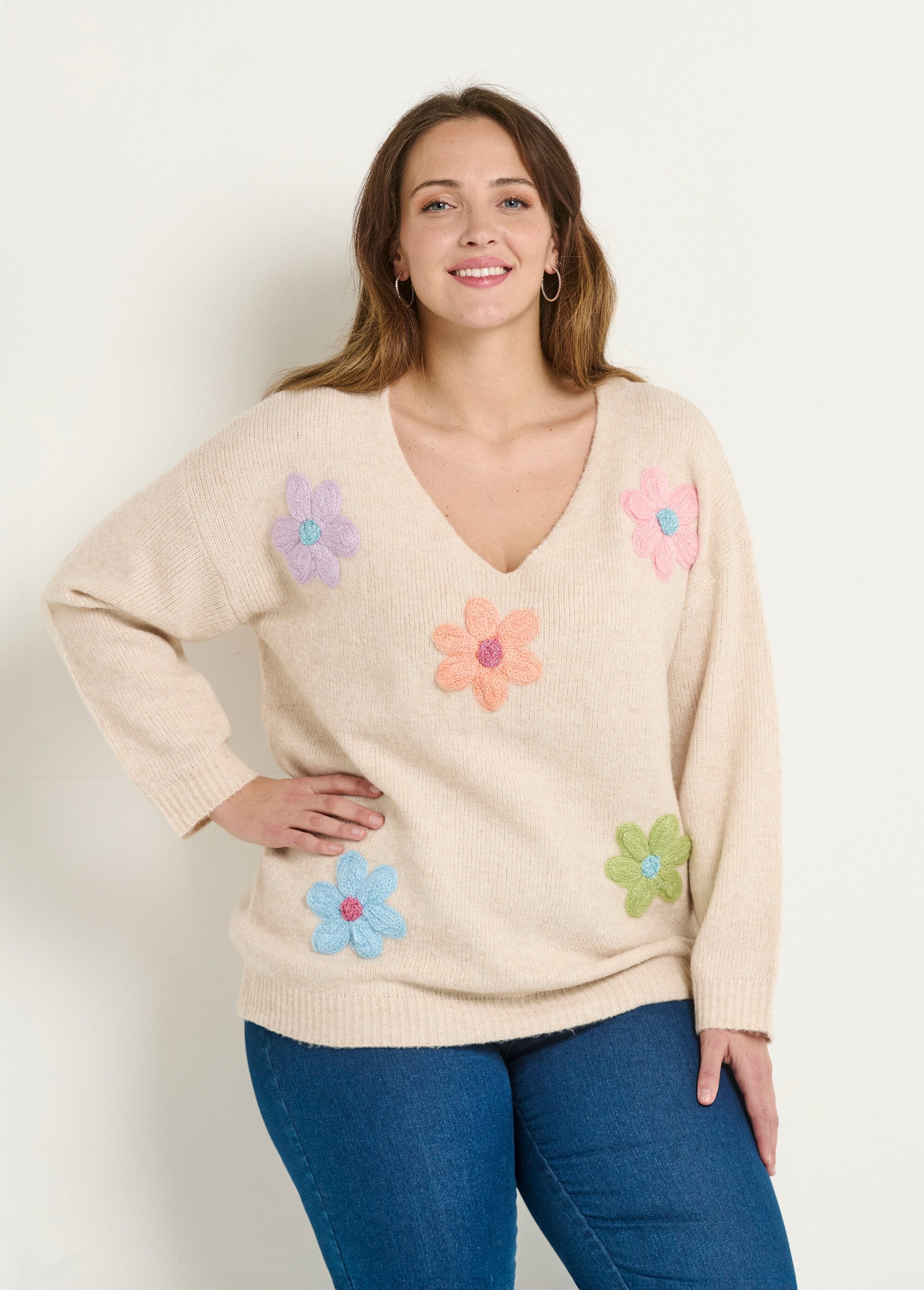 Warm_knitted_sweater_with_flower_applications_Beige_FA1_curvy