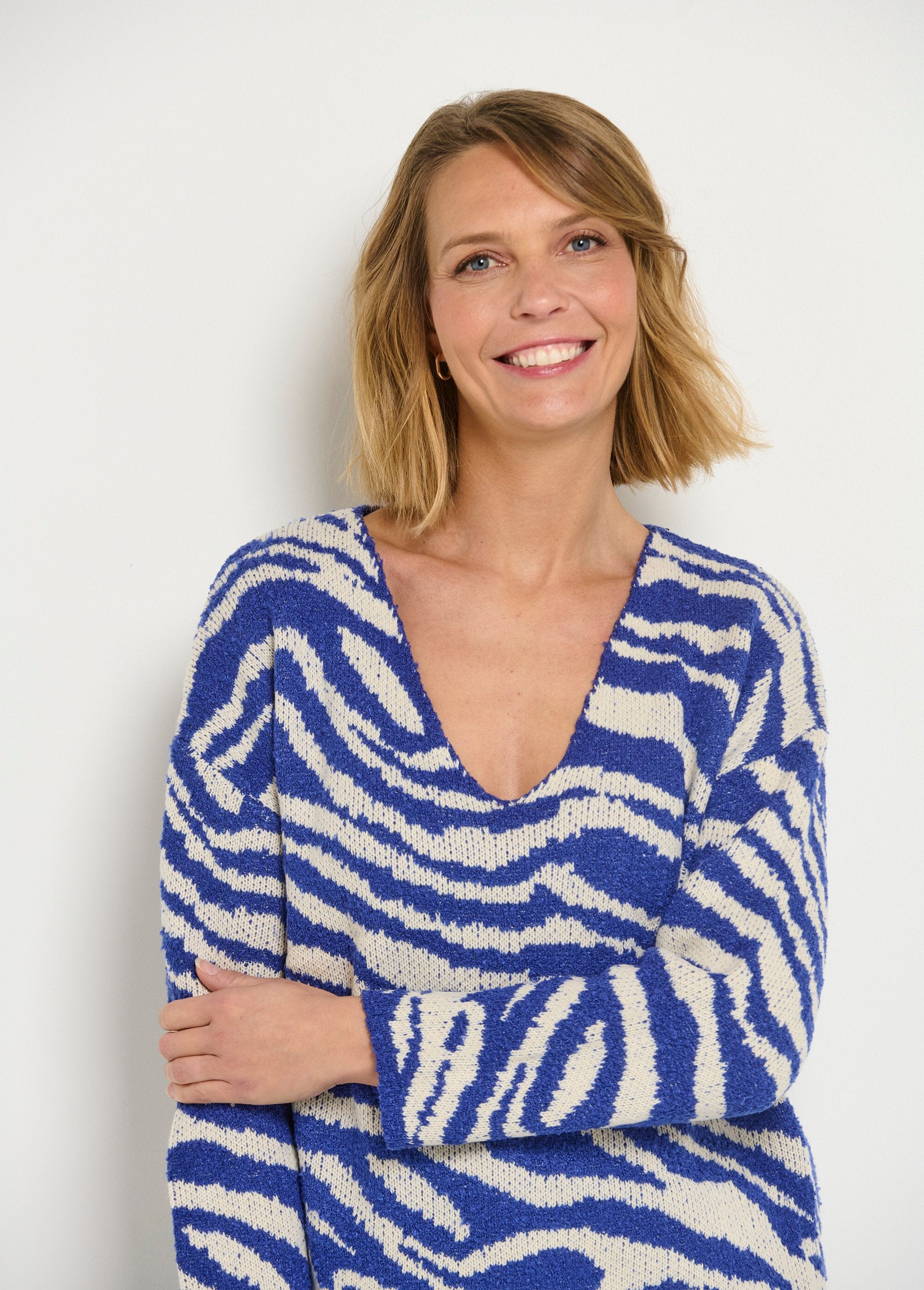 V-neck_sweater_with_fluffy_zebra_pattern_Blue_and_white_DE1_slim