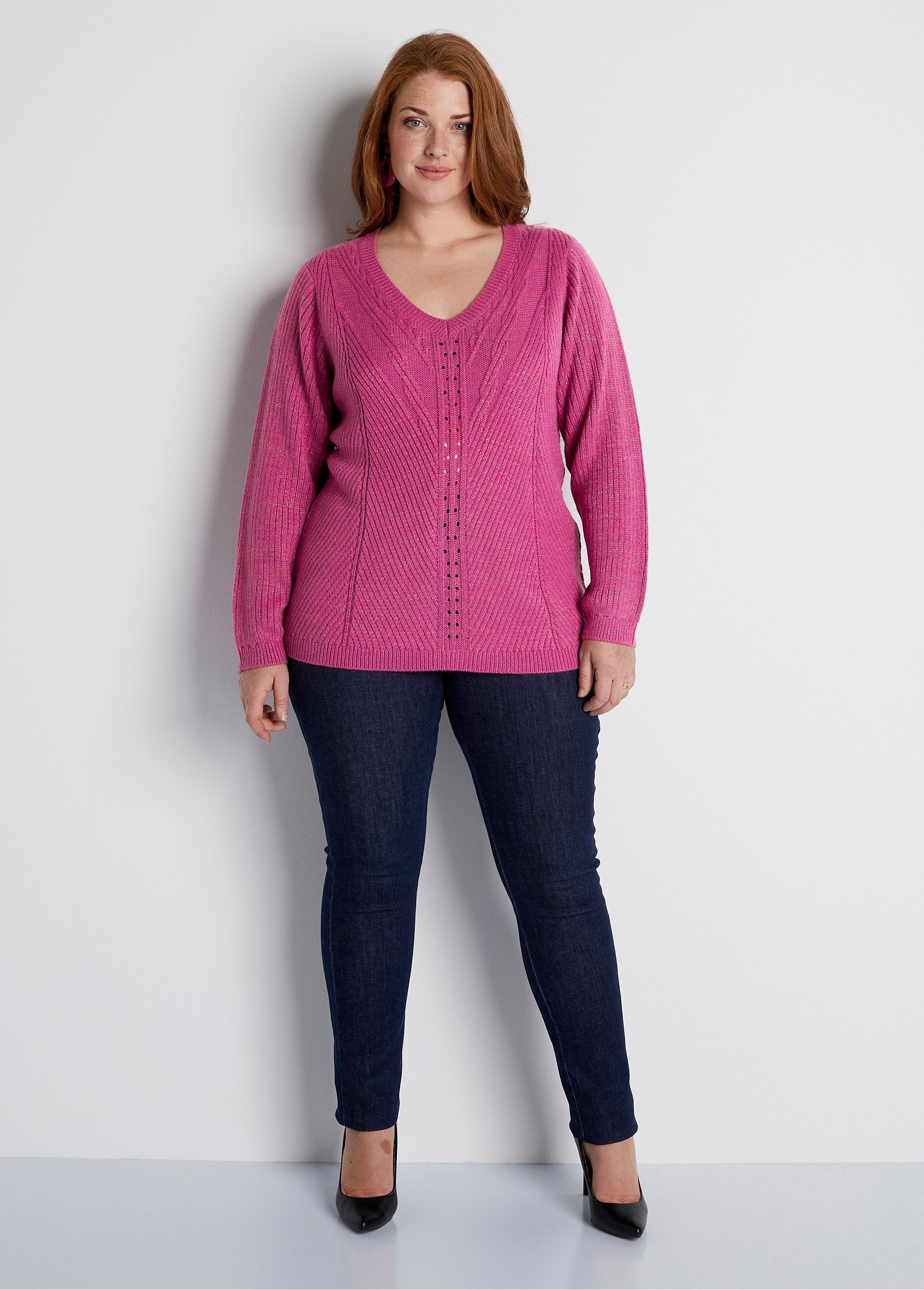 Plain_fancy_knit_V-neck_sweater_Blackcurrant_SF1_curvy