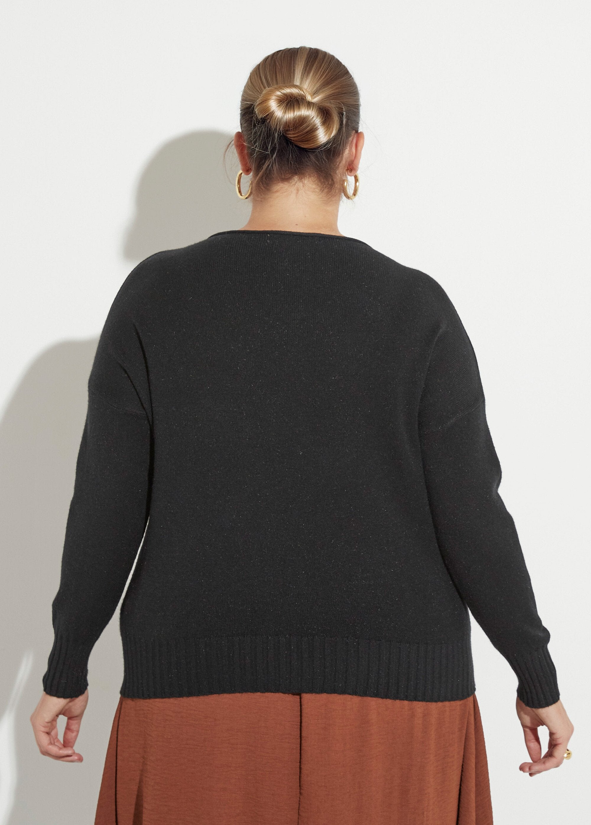 Pull_encolure_bateau_avec_bords_côtelés_Noir_DO1_curvy