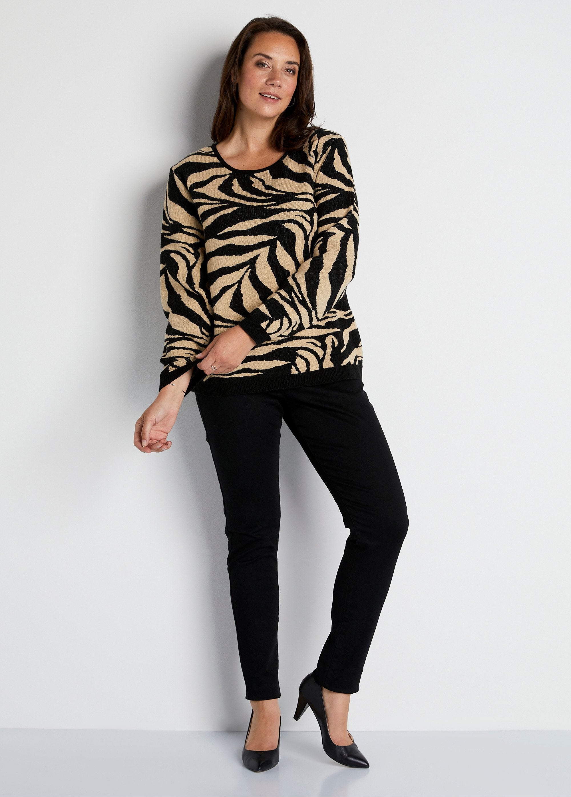 Pull_doux_jacquard_zèbre_col_rond_Beige_et_noir_SF1_curvy