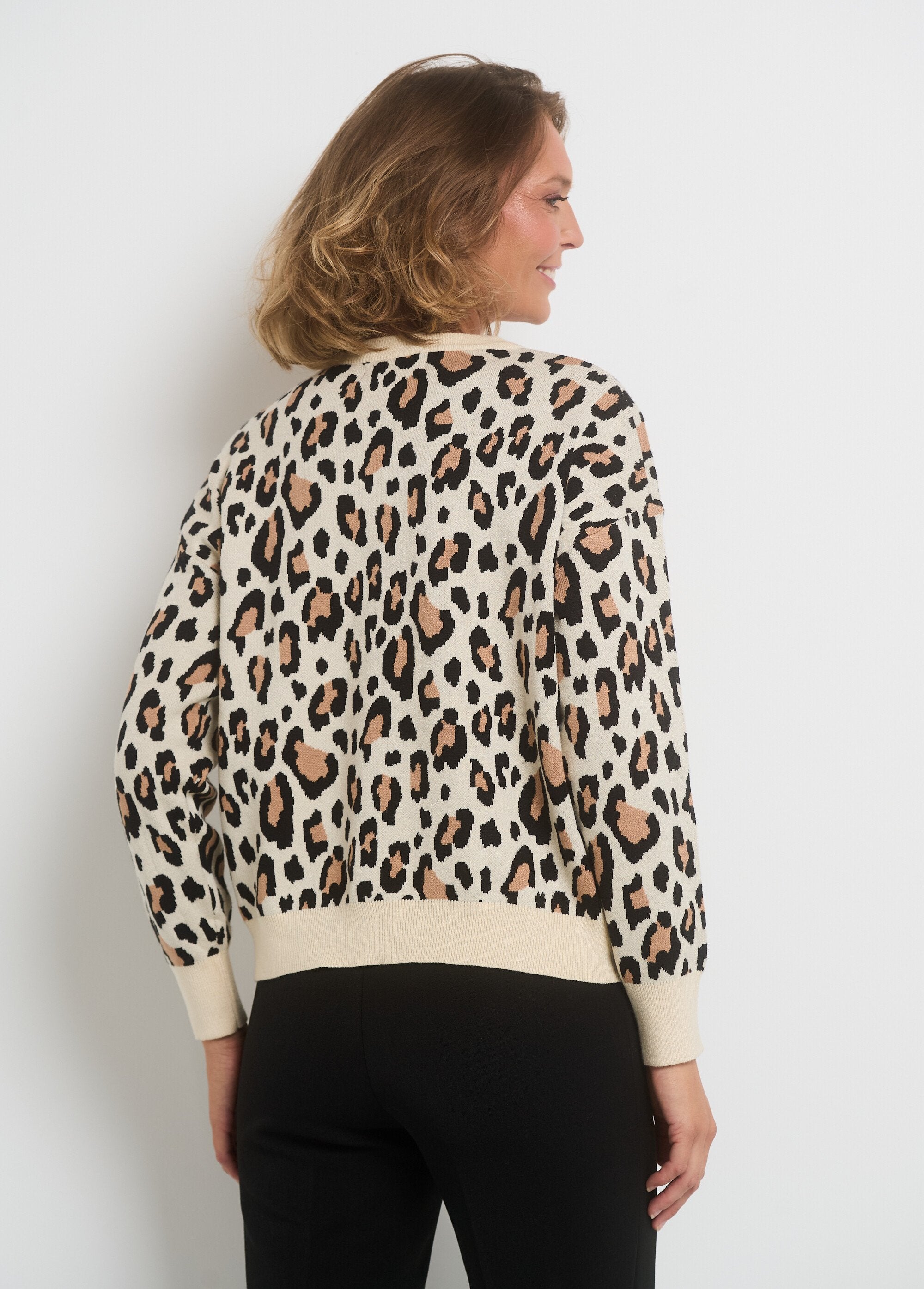 Long_sleeve_round_neck_leopard_sweater_Beige_and_black_DO1_slim