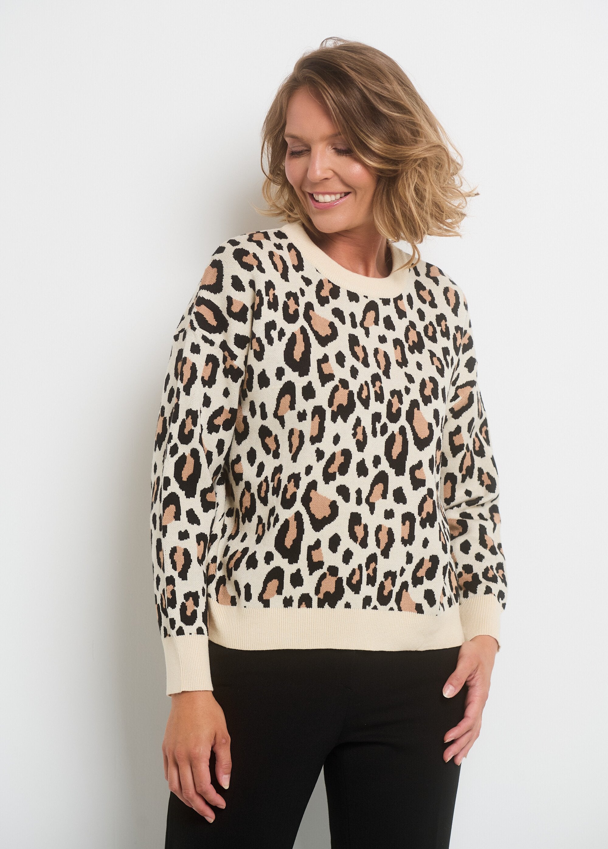 Long_sleeve_round_neck_leopard_sweater_Beige_and_black_FA1_slim