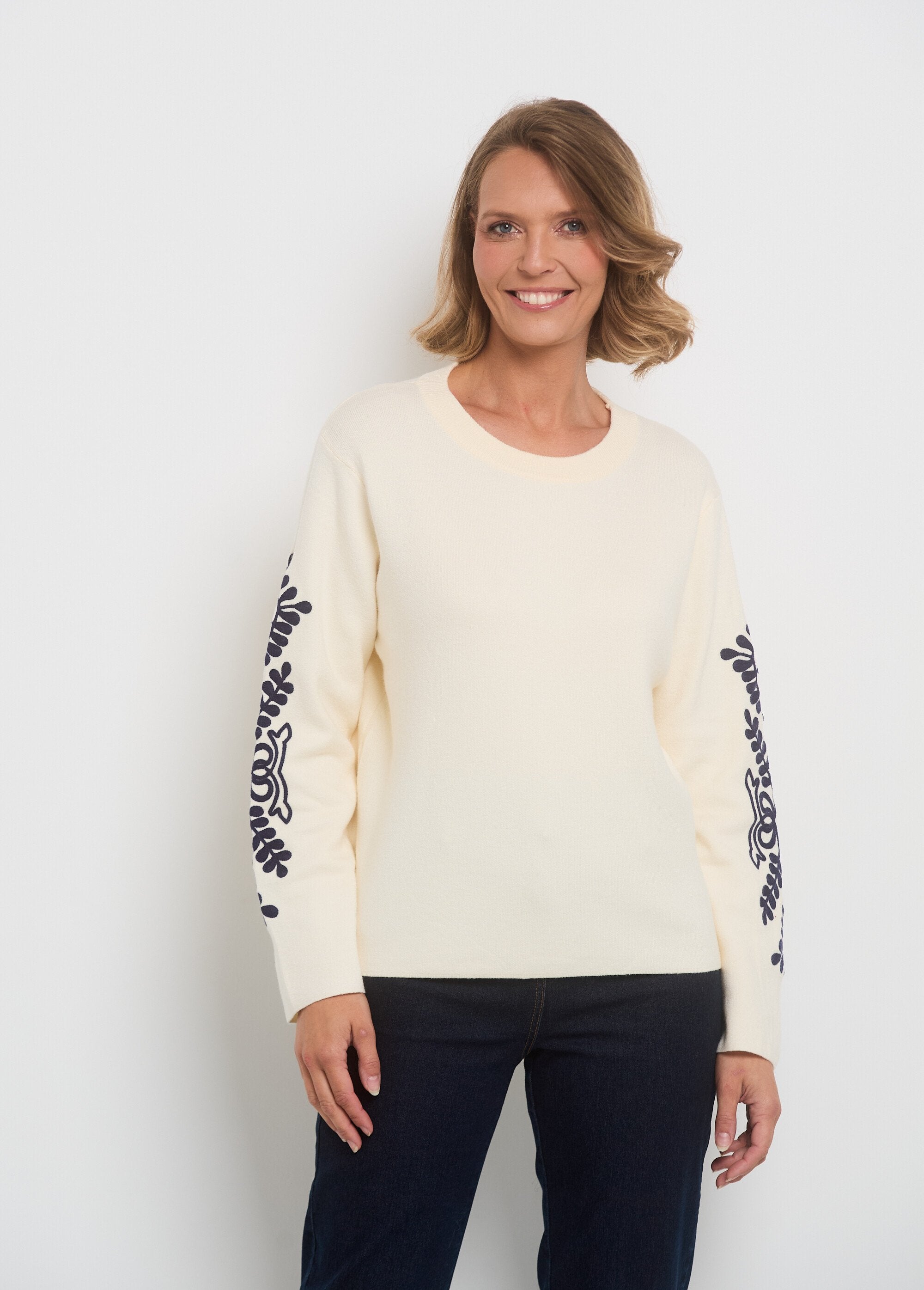 Sweater_sleeves_with_fancy_embroidery_Ecru_FA1_slim