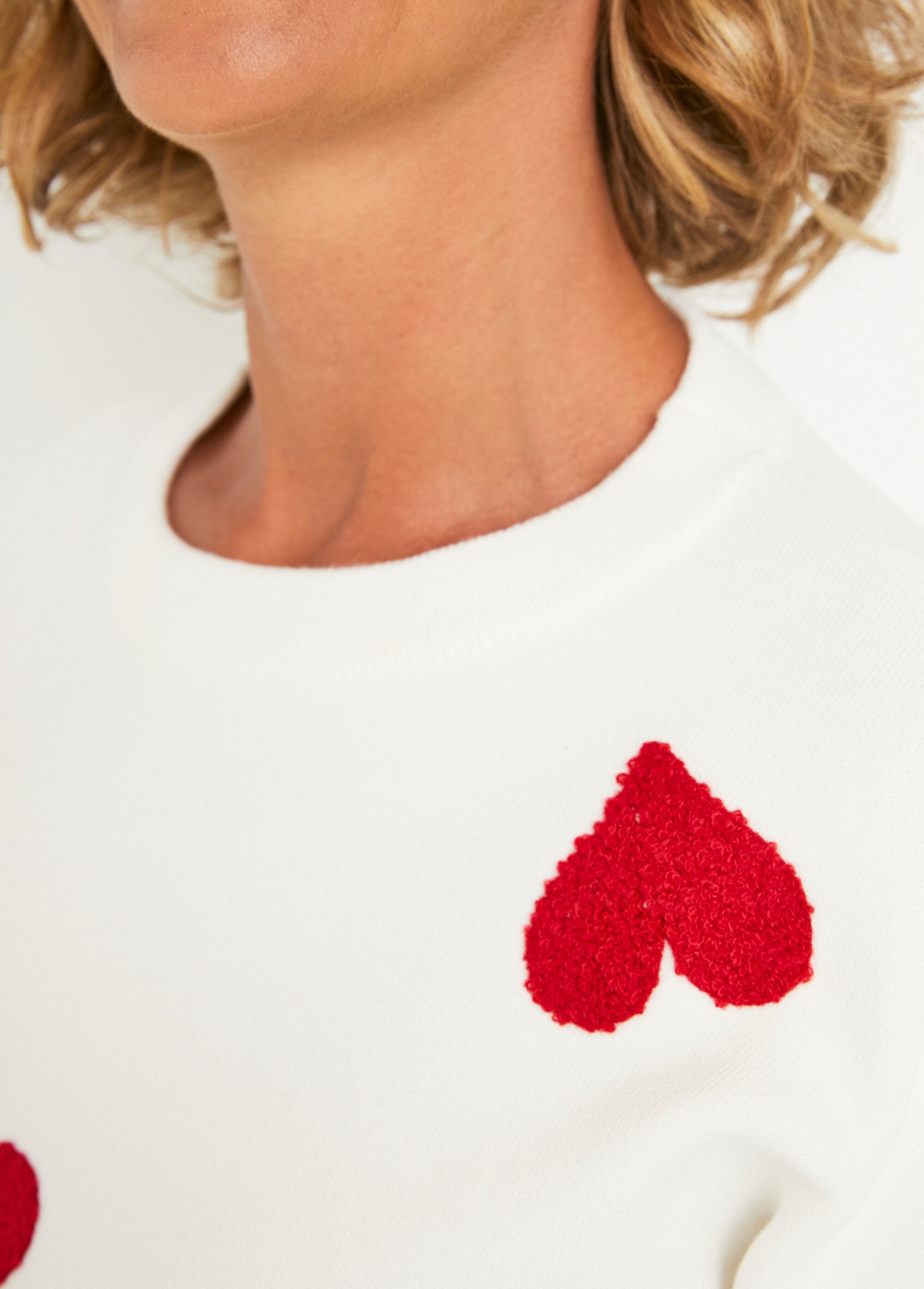 Long-sleeved_sweater_with_big_red_hearts_Ecru_and_red_DE2_slim