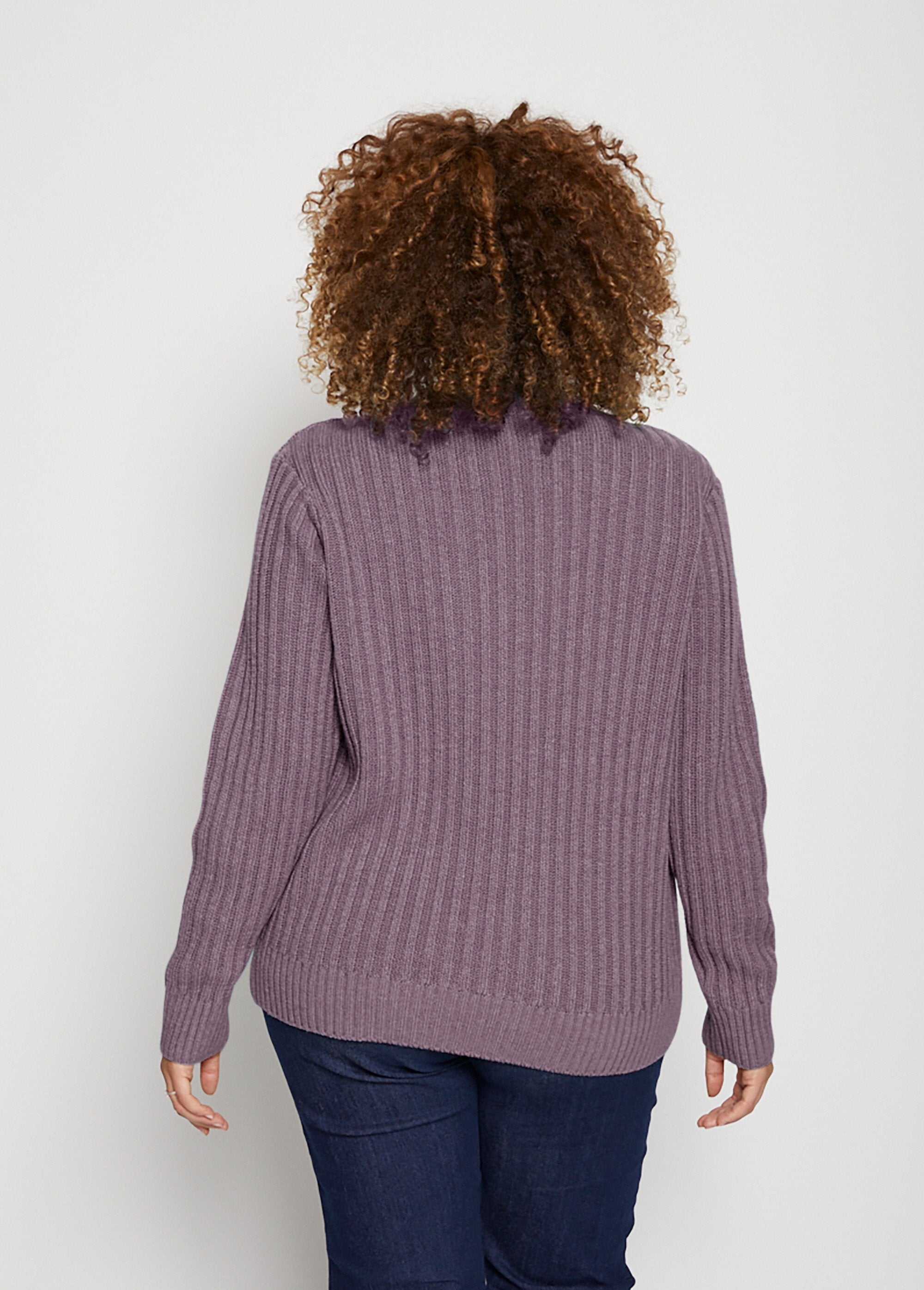Warm_Irish_style_sweater_with_high_collar_Violin_DO1_curvy