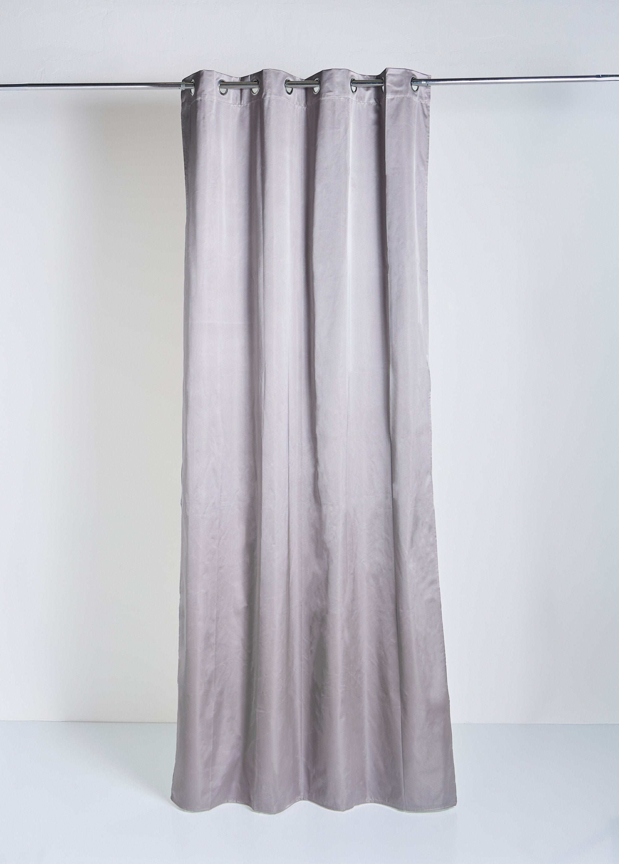 Plain_blackout_curtain,_1_panel_with_eyelets_Silver_FA1_slim