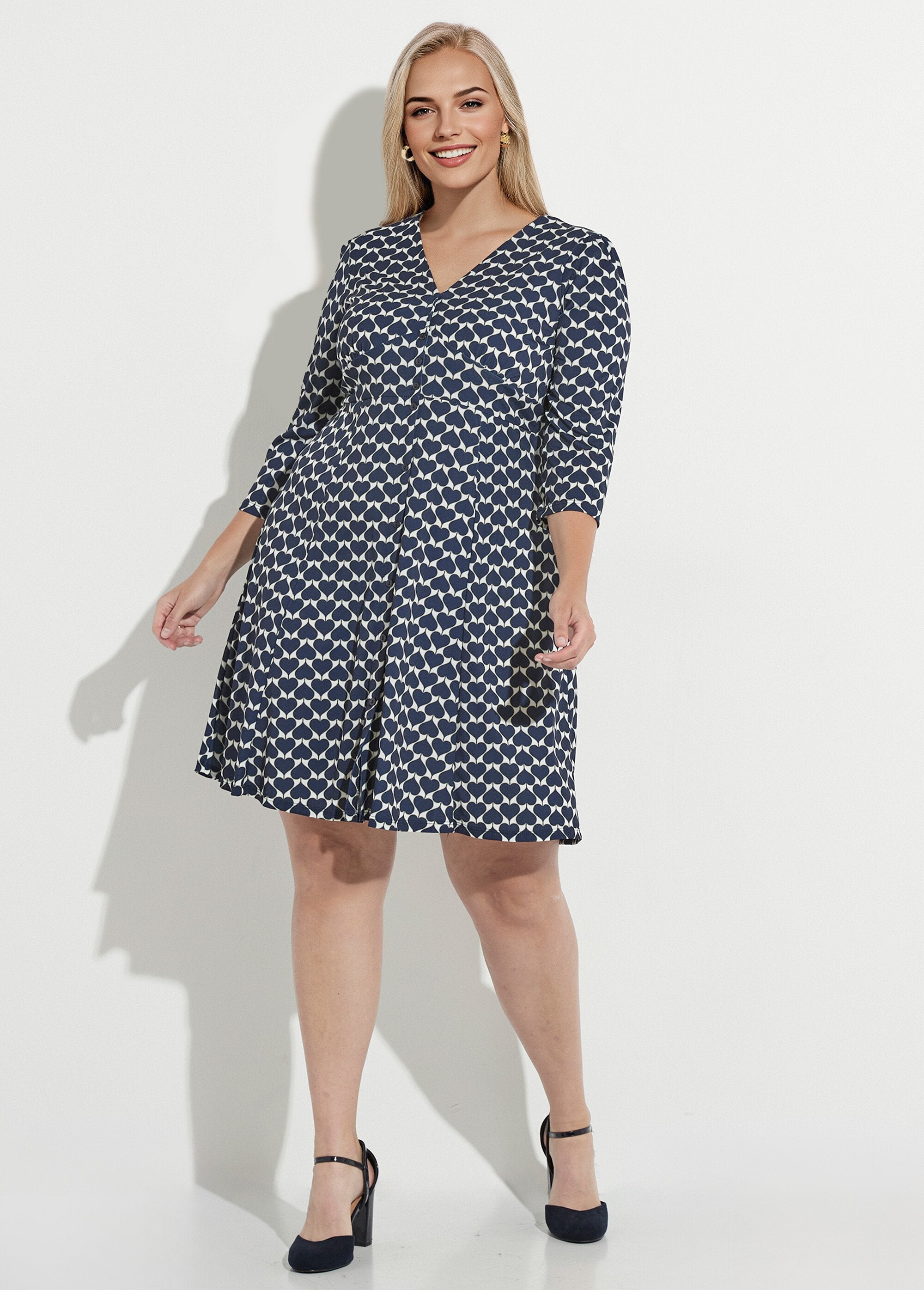 Robe_col_V_boutonné_fluide_coeurs_Marine_FA1_curvy