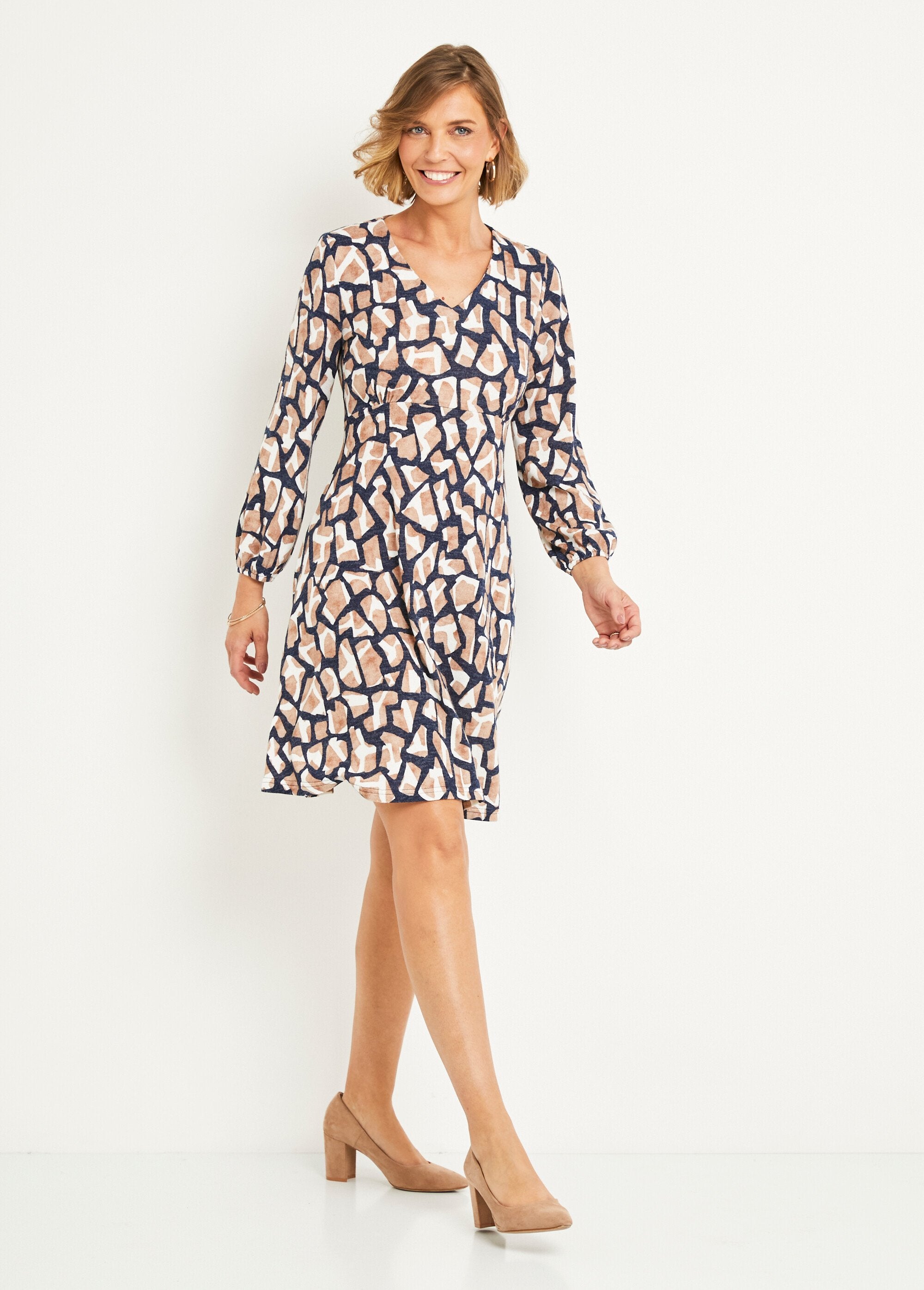 Short_graphic_knit_dress_with_V-neck_Blue_and_camel_FA1_slim
