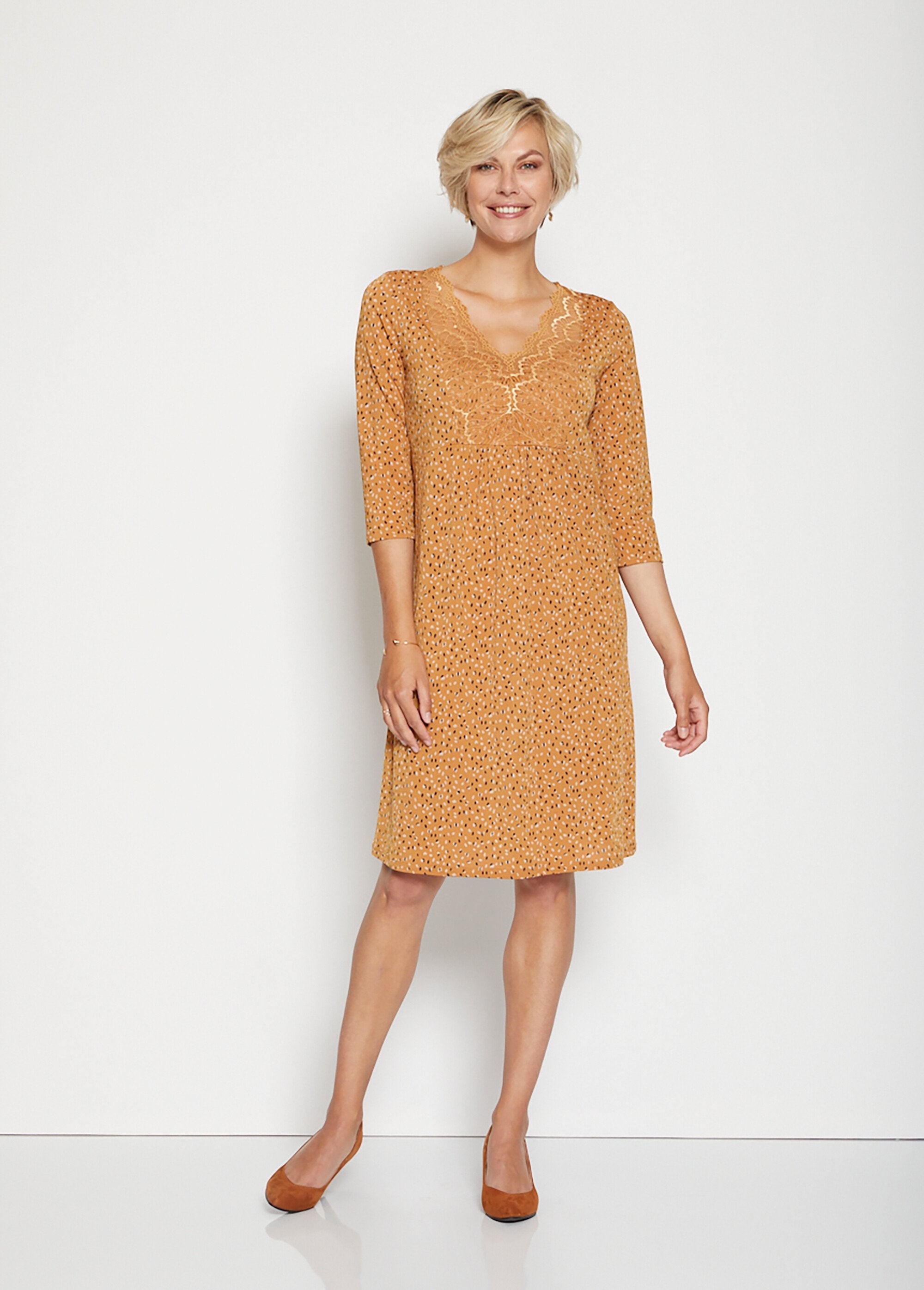 Printed_dress_with_lace_insert_Honey_background_FA1_slim