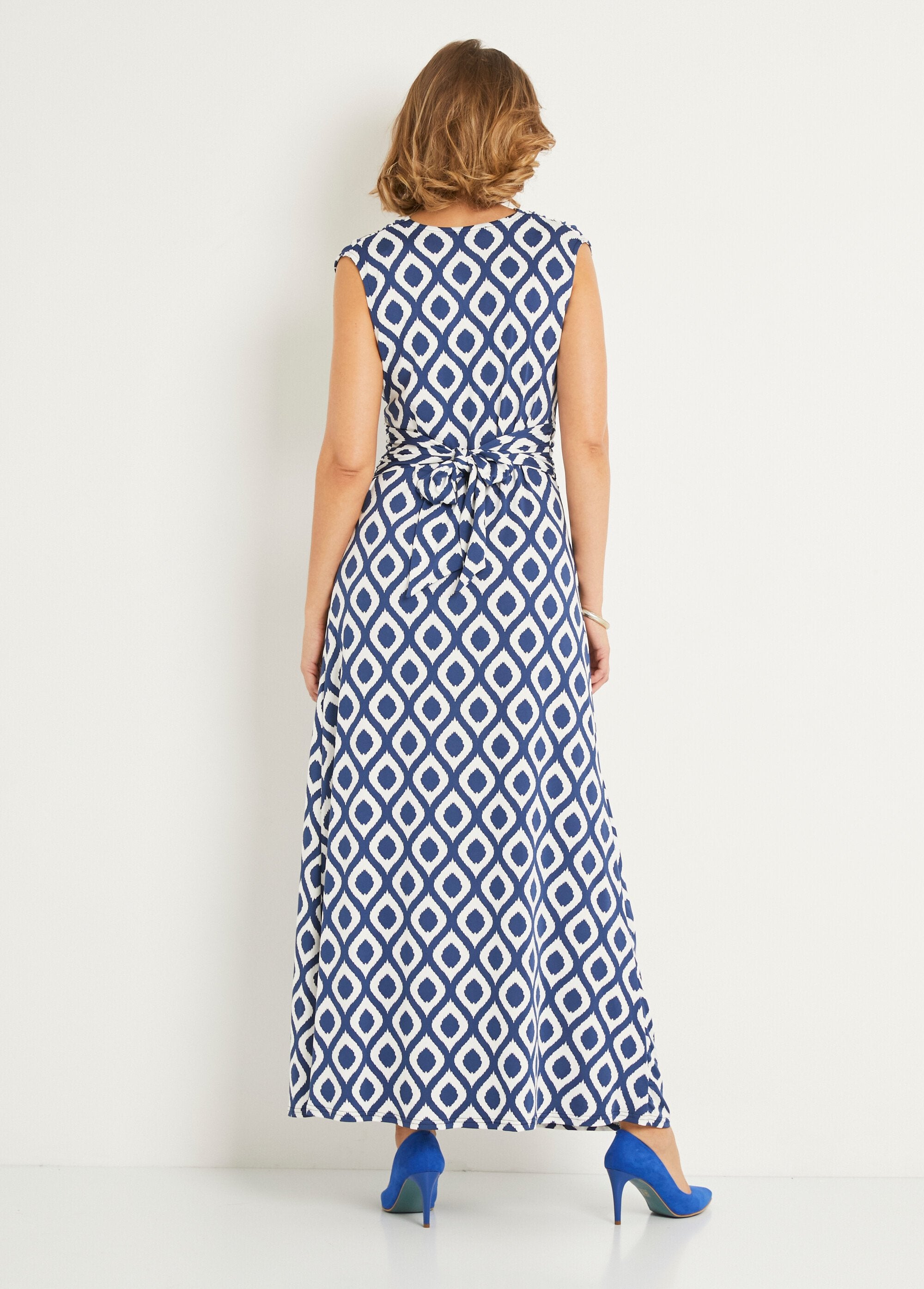 Long_dress_with_gathered_V_neckline_Blue_and_white_DO1_slim