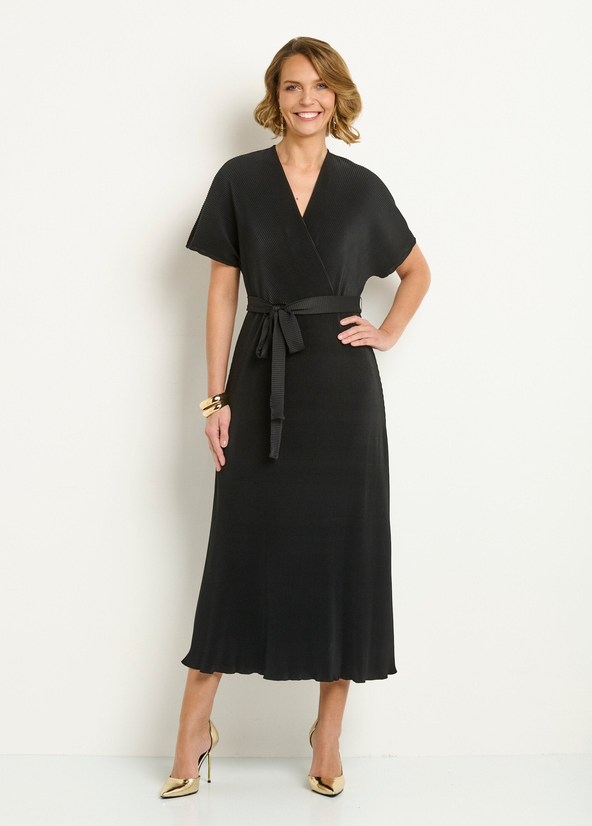 Long_pleated_and_belted_V-neck_dress_Black_FA1_slim