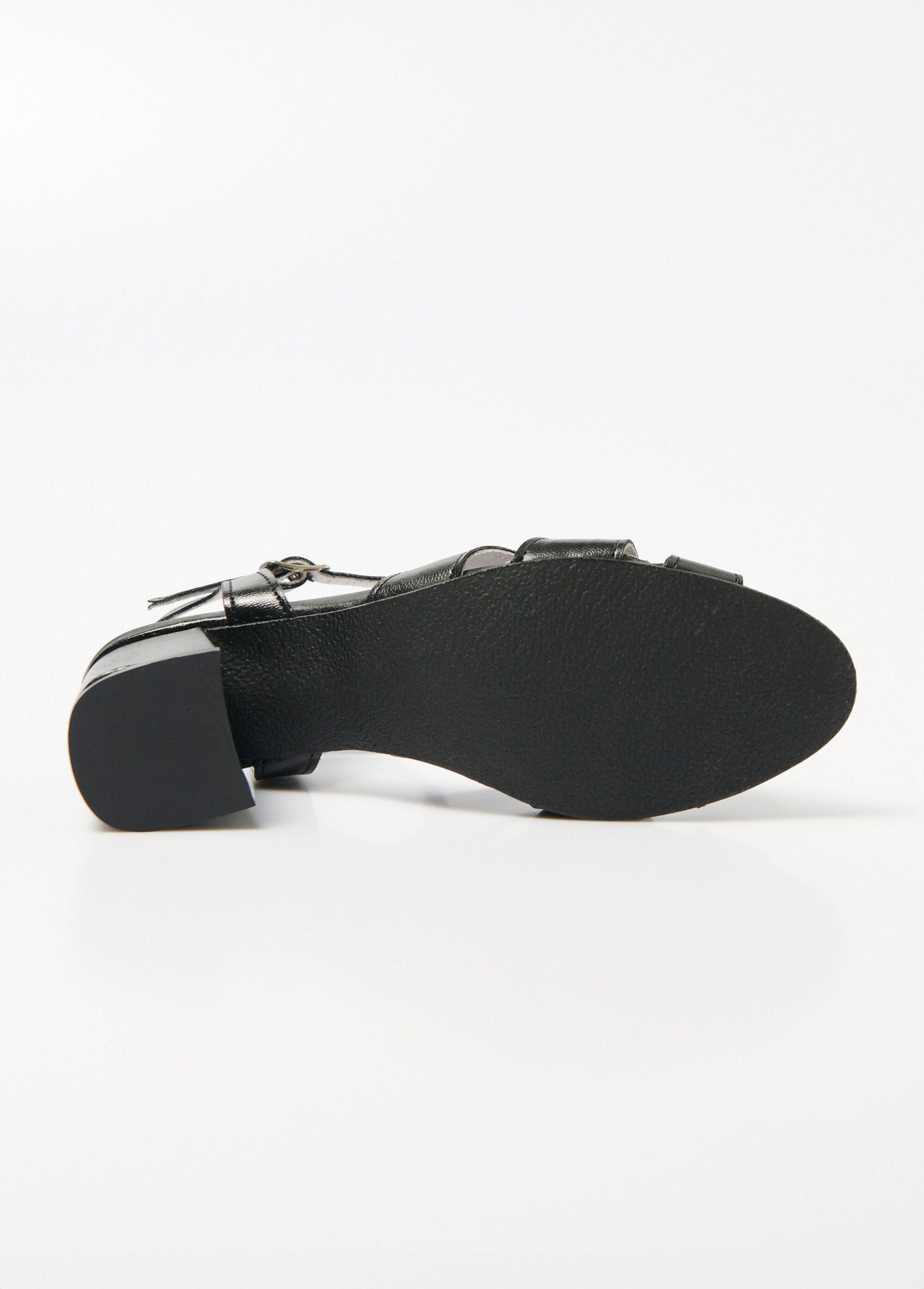 Comfort_width_crossed_strap_heeled_sandals_Black_UN1_slim