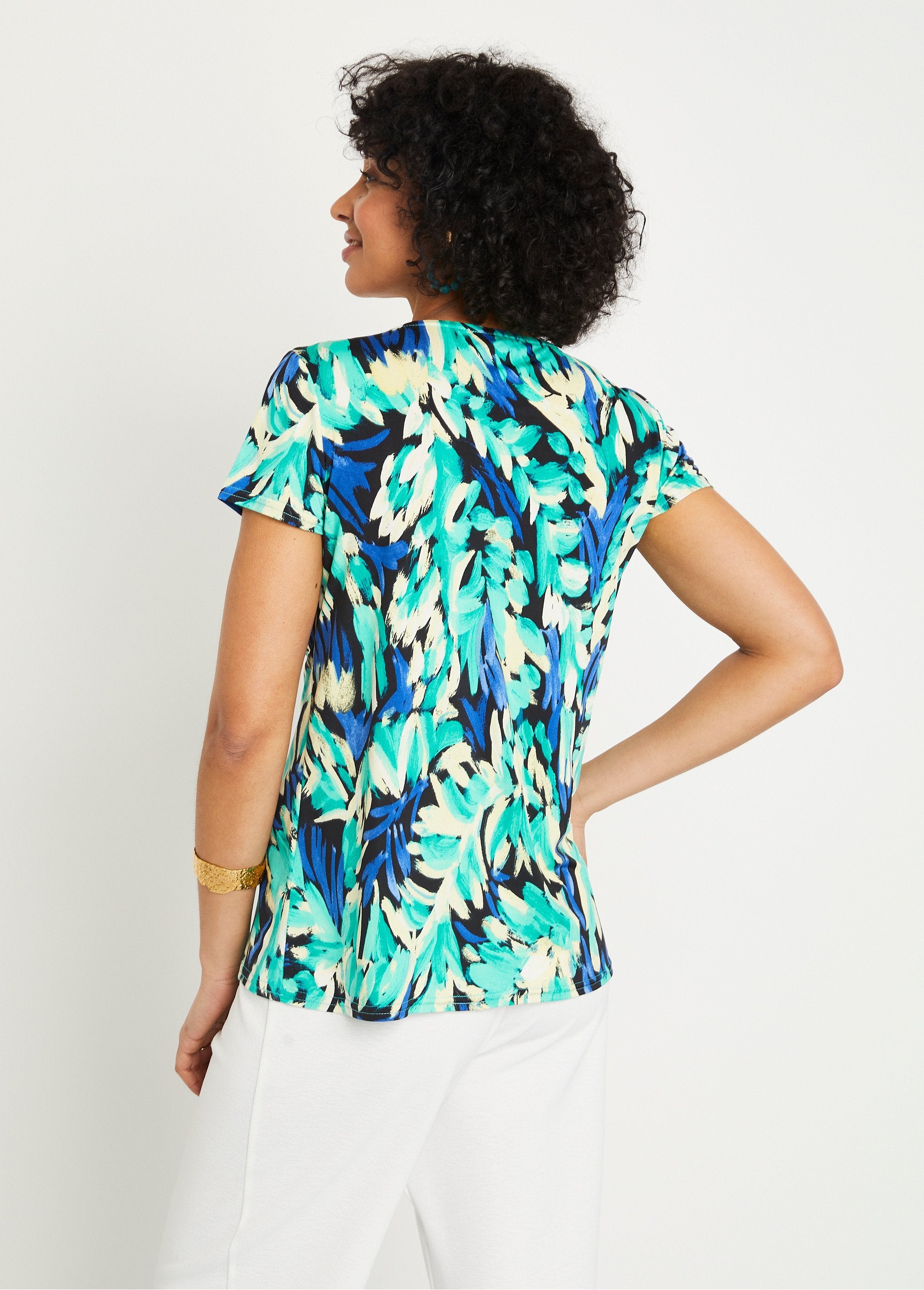 Loose_short_V-neck_T-shirt_with_fancy_print_Blue_and_green_DO1_slim