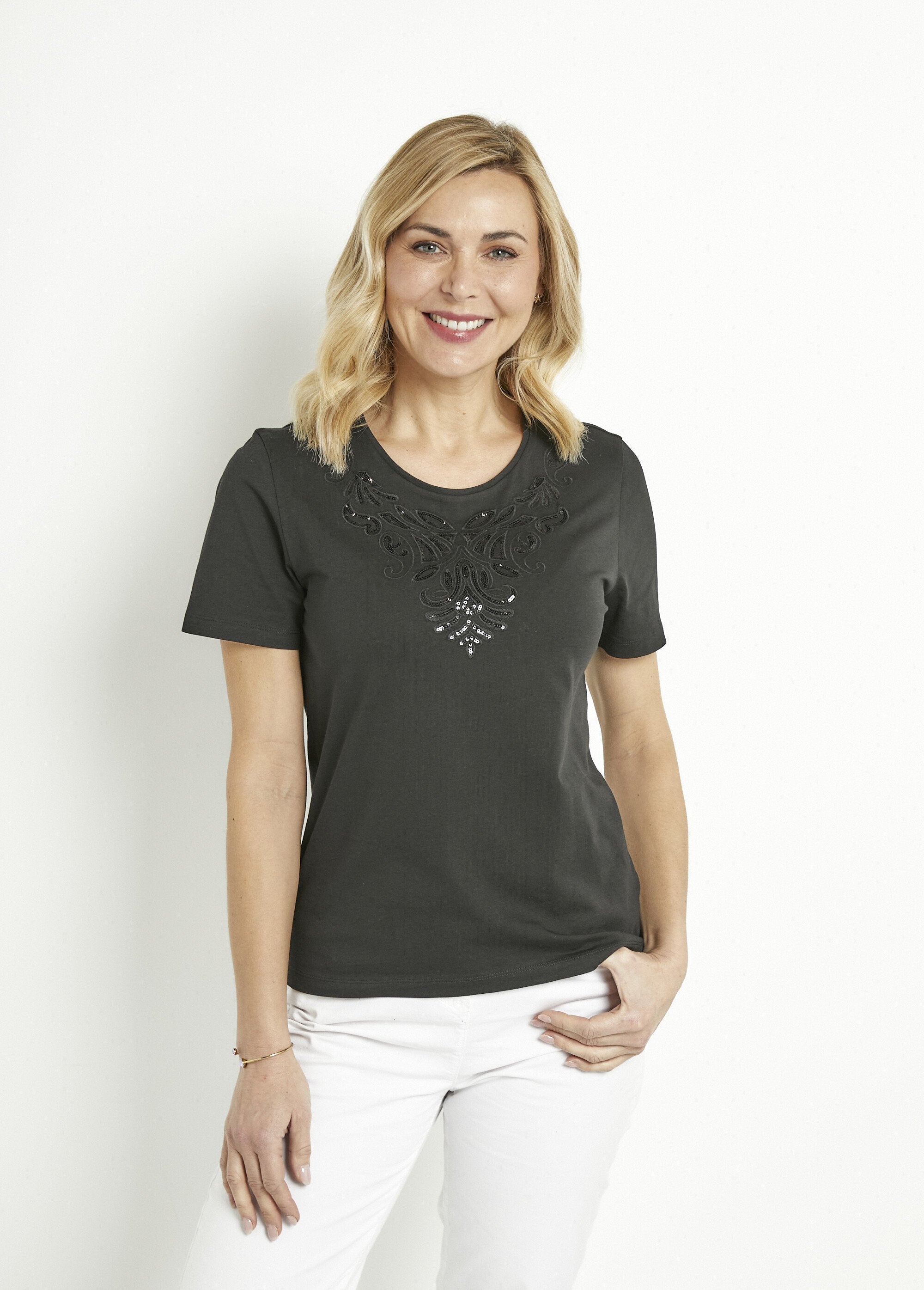Short-sleeved_embroidered_cropped_t-shirt_Black_FA1_slim