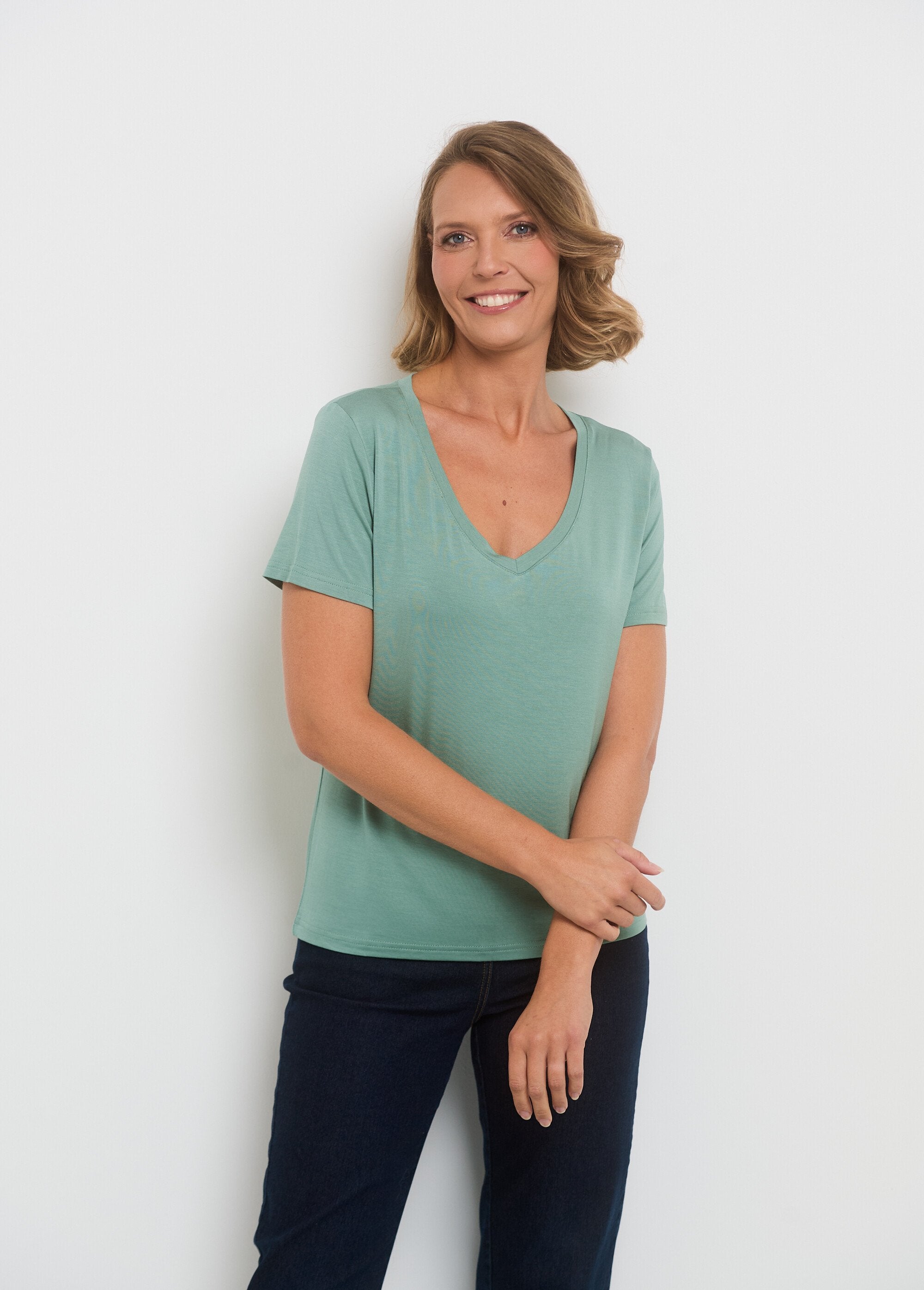 Short-sleeved_V-neck_fluid_t-shirt_Light_green_FA1_slim