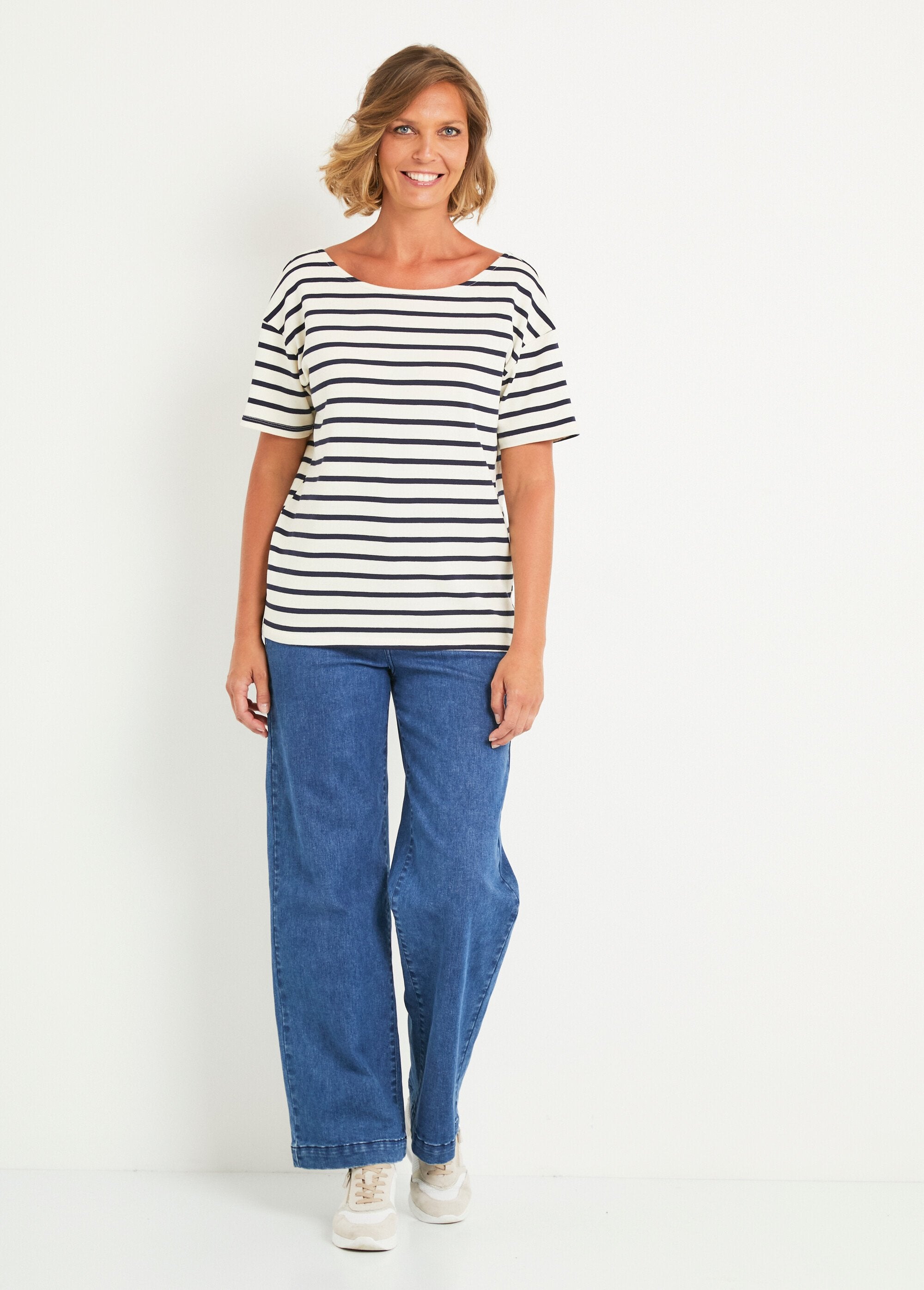 Sailor_T-shirt_with_V-neck_back_and_bows_White_striped_blue_SF1_slim