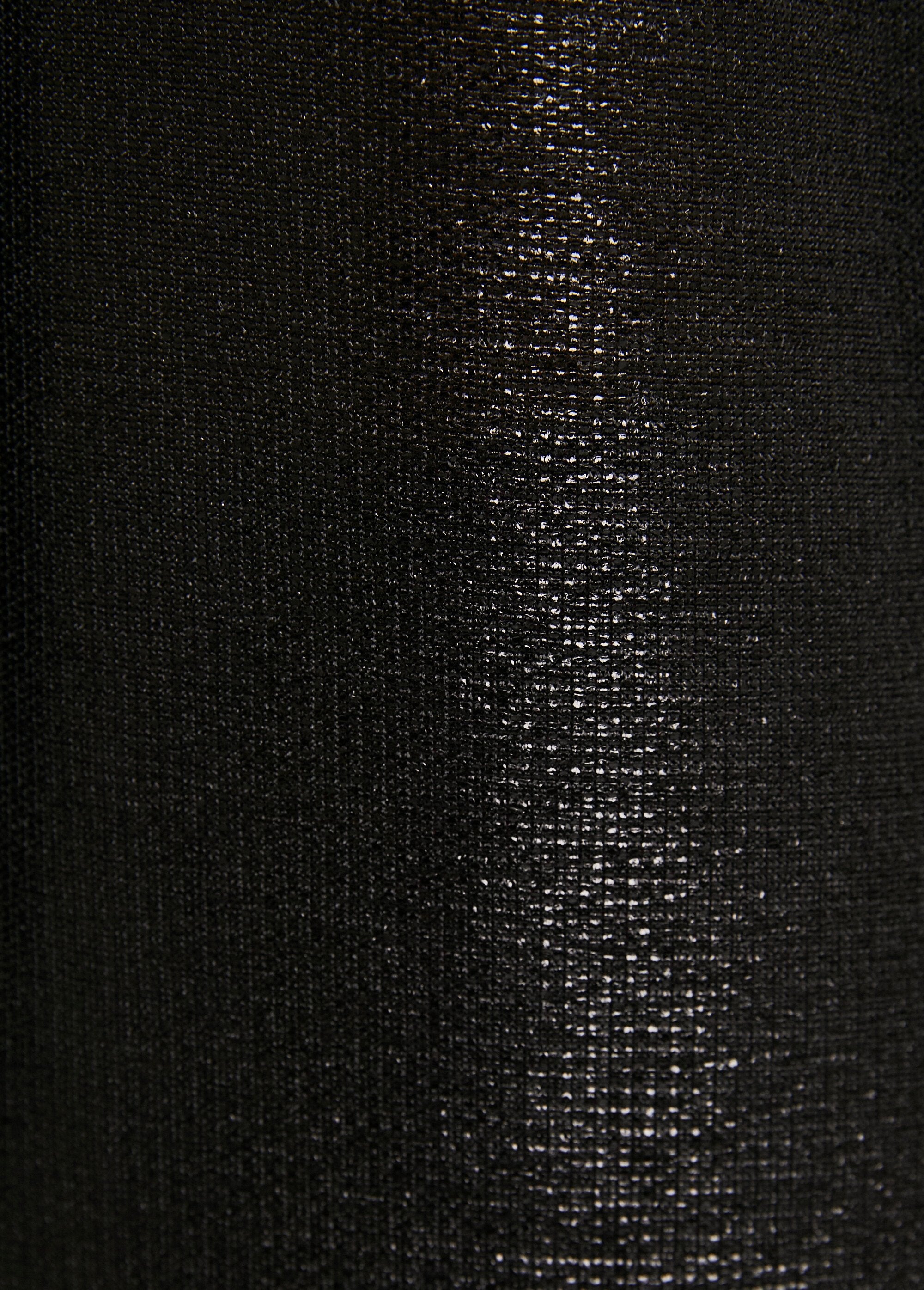 Mid-length_loose_shiny_knit_V-neck_t-shirt_Black_DE4_slim