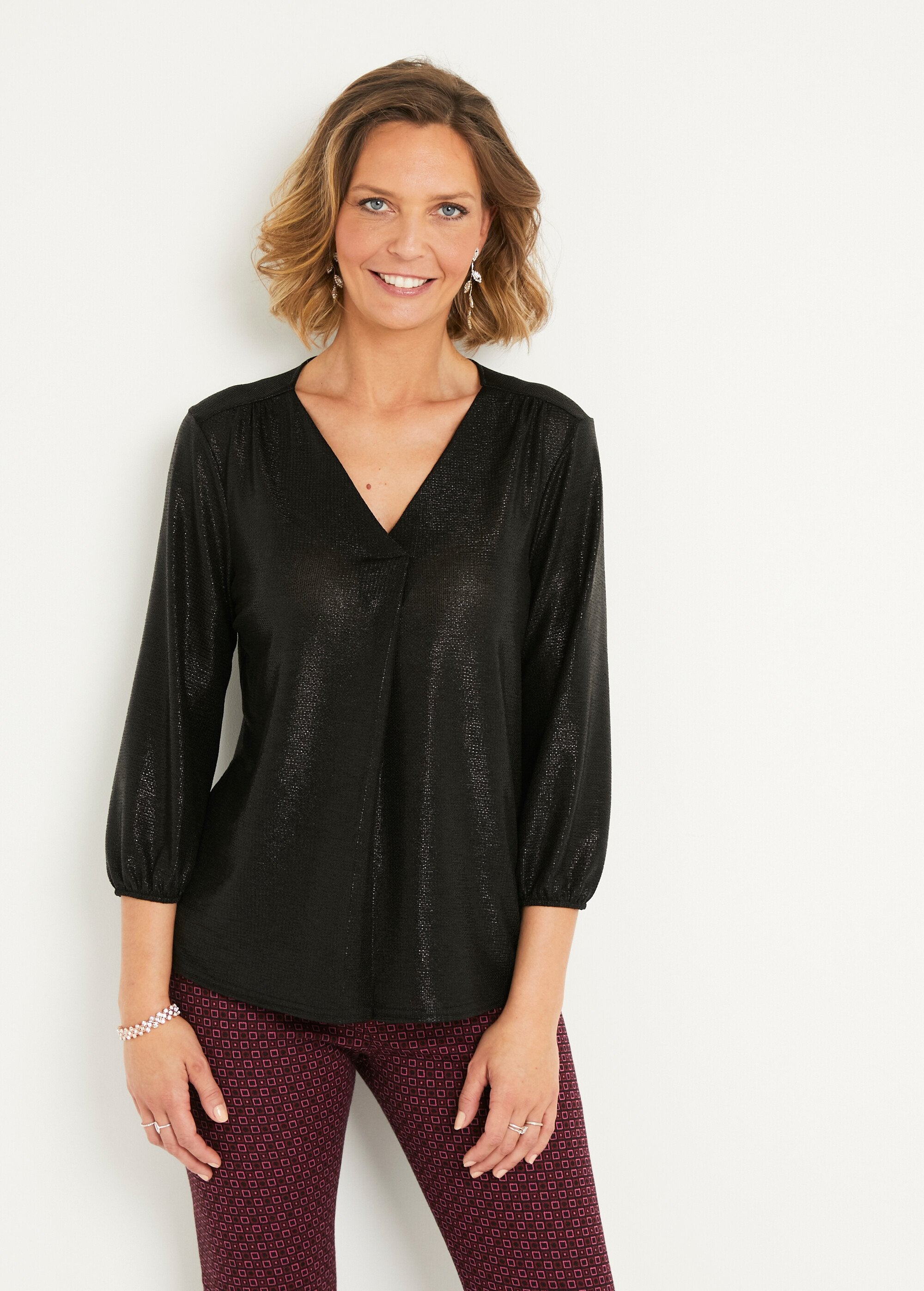 Mid-length_loose_shiny_knit_V-neck_t-shirt_Black_FA1_slim