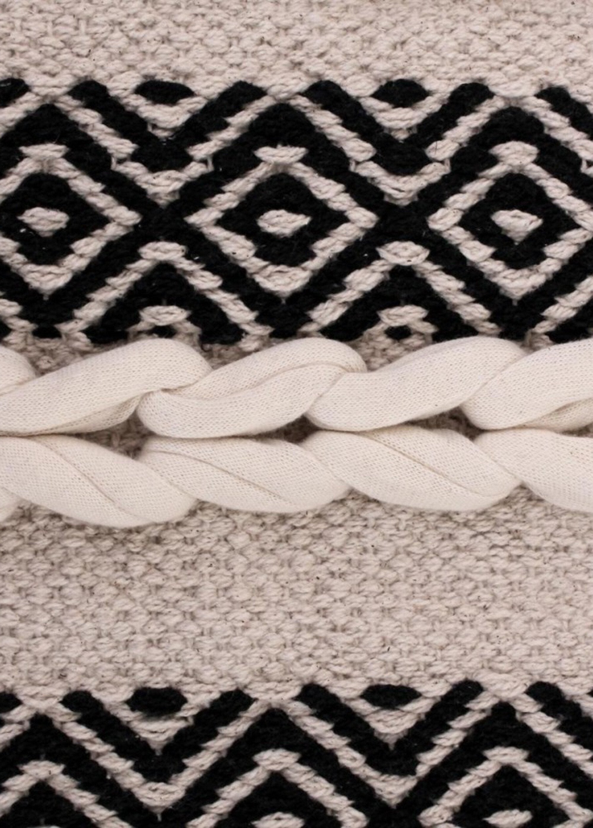 Striped_ethnic_rug,_110x60cm_Black_and_white_DE2_slim