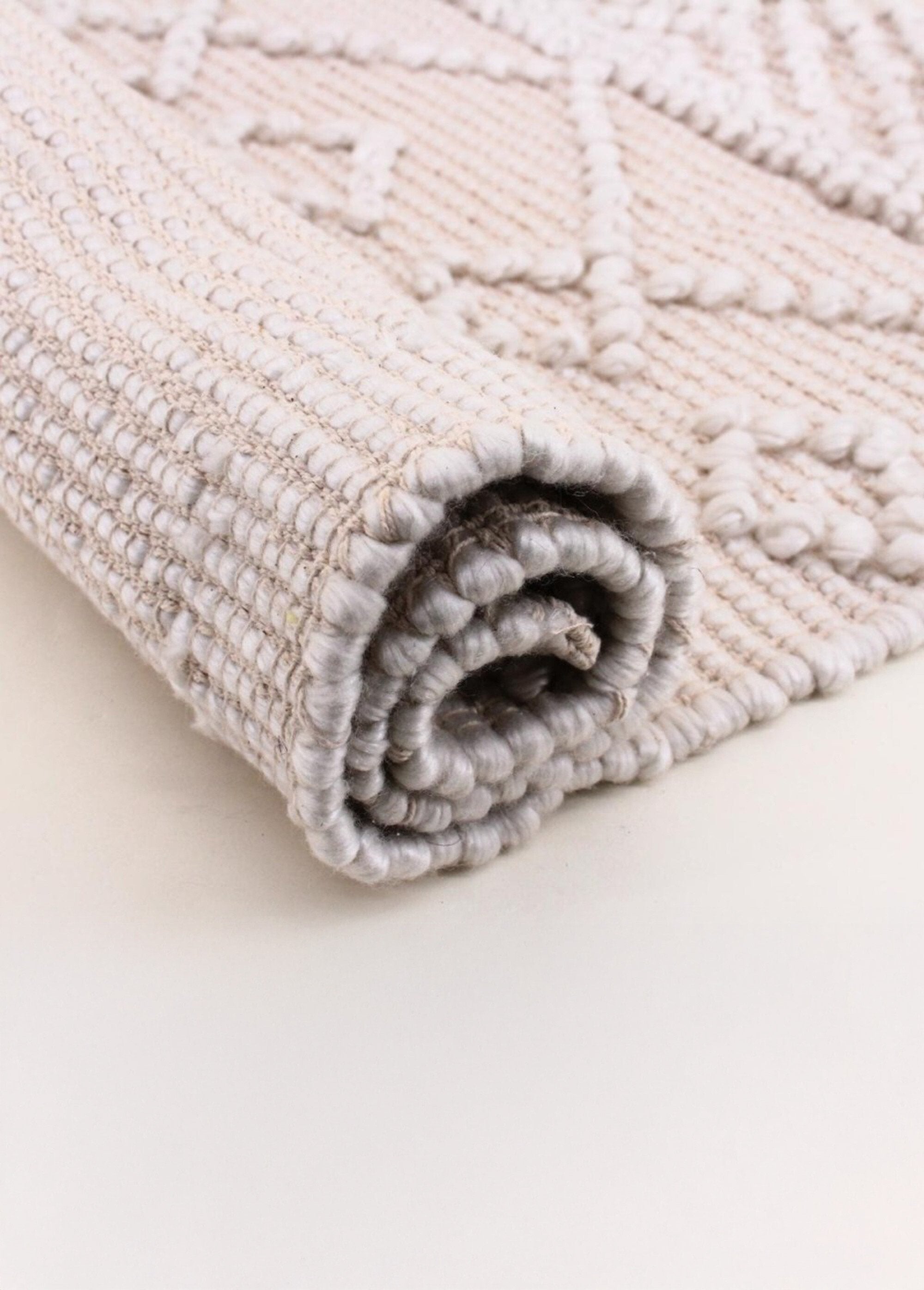 Rug_with_embossed_ball_pattern,_110x60cm_Natural_DE1_slim