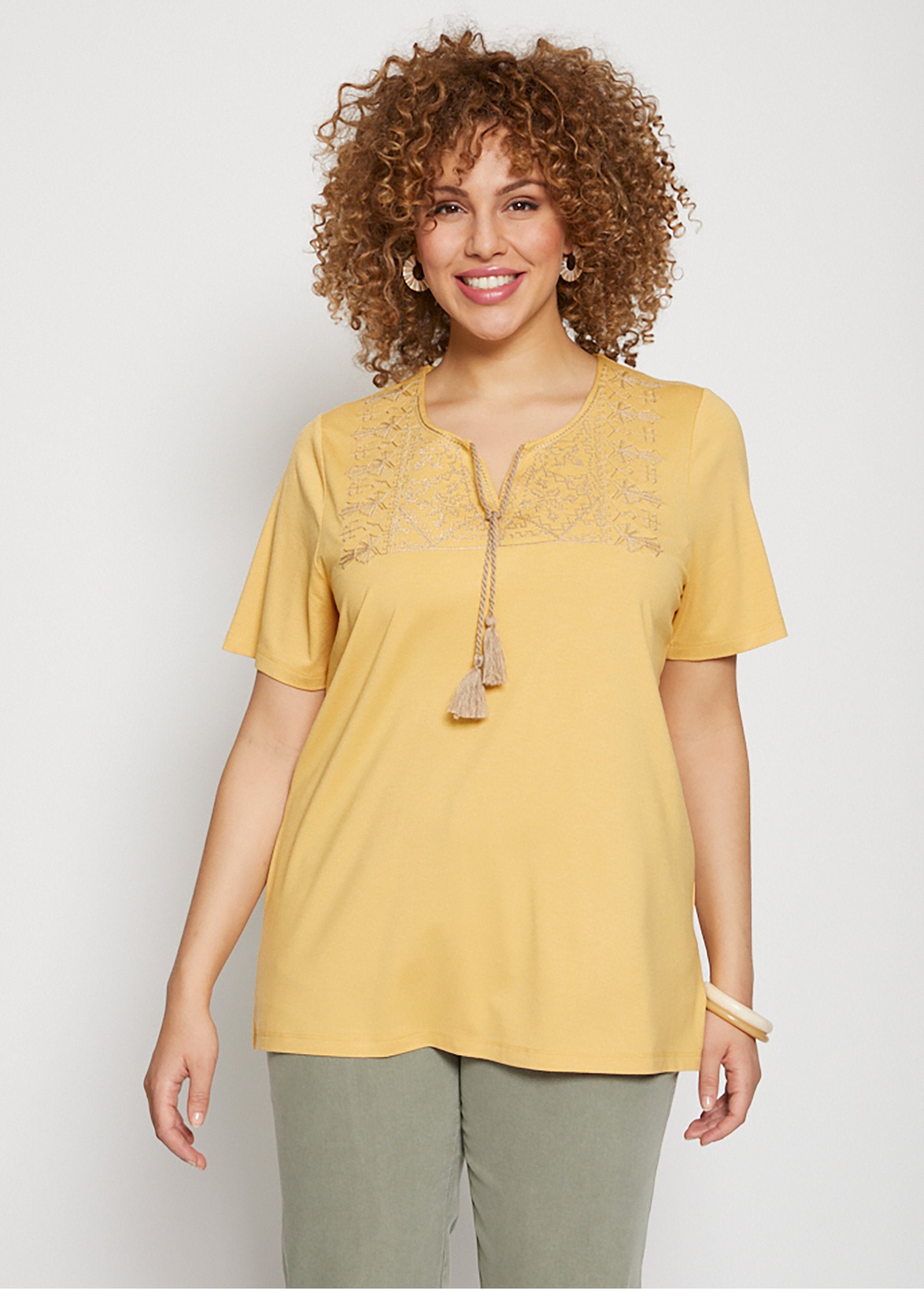 Embroidered_straight_tie-up_pompoms_T-shirt_YELLOW_FA1_curvy