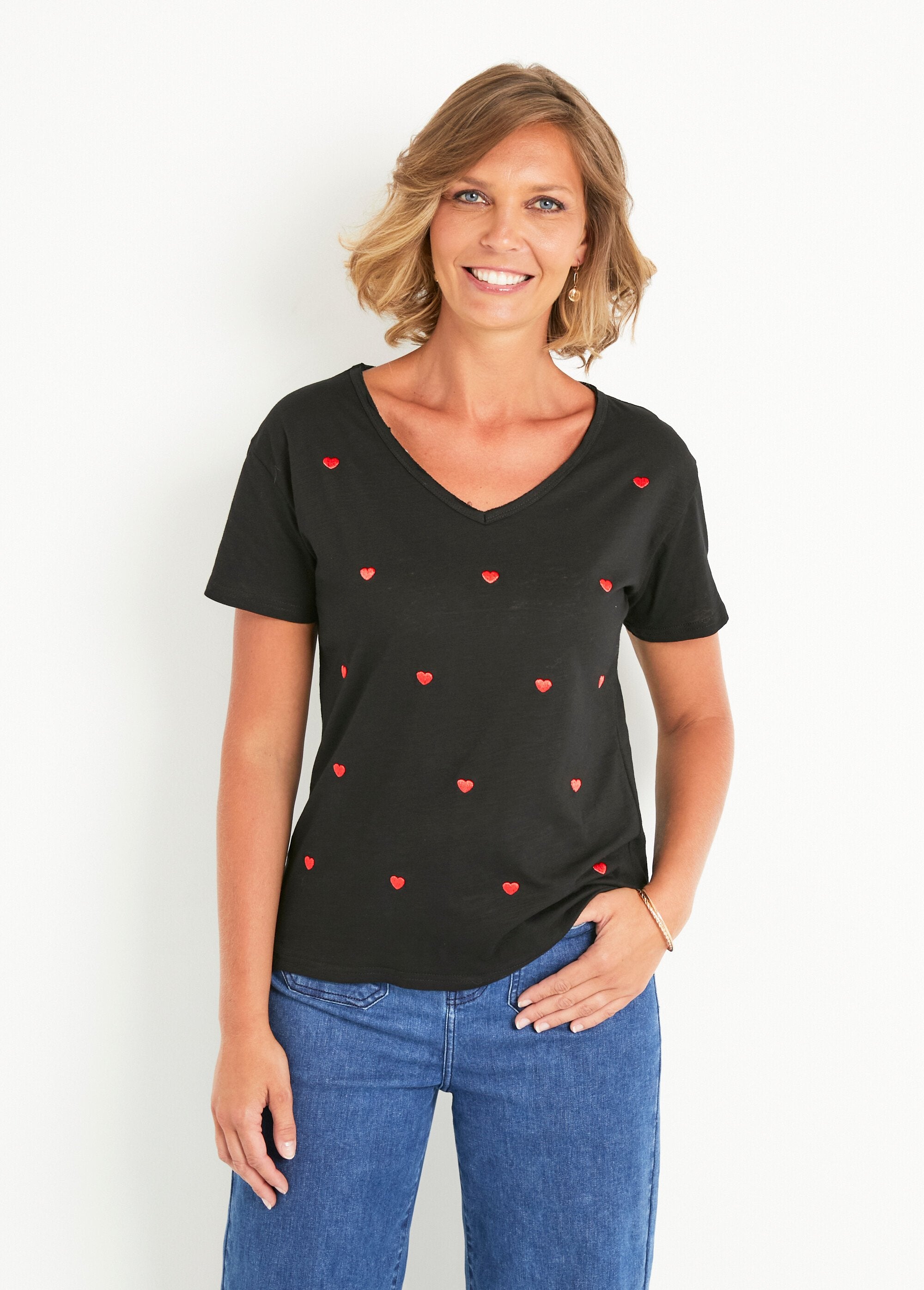 Black_V-neck_T-shirt_with_heart_embroidery_Black_and_red_FA1_slim