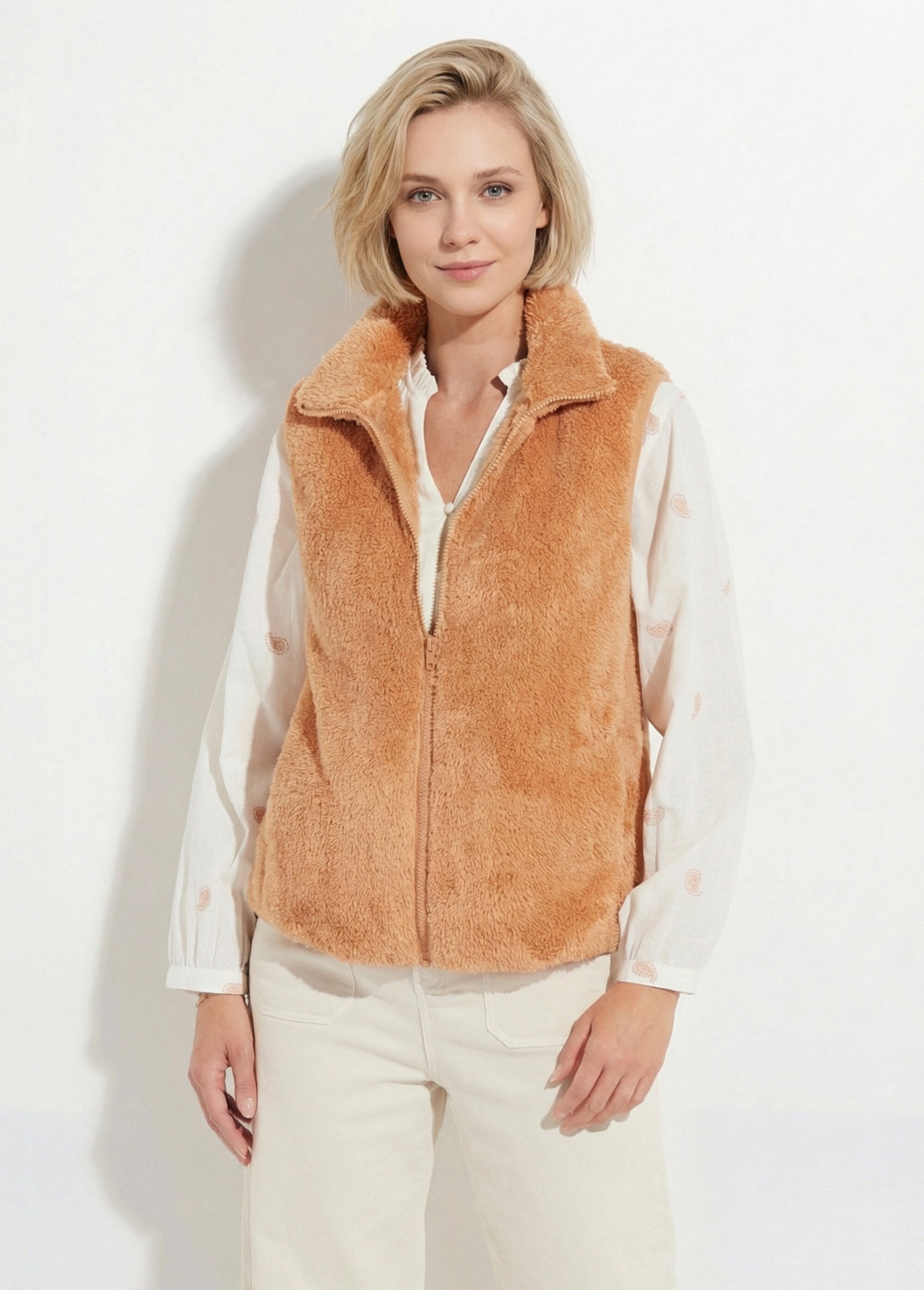 Sleeveless_faux_fur_jacket_with_stand-up_collar_Chamois_FA1_slim